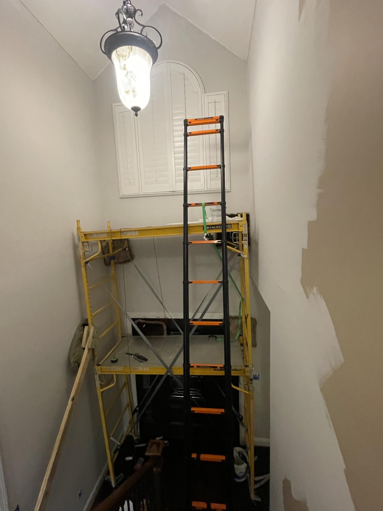 SINMEIRUN Telescoping Ladder, 20.3 FT, Aluminum Extension Ladder, 330 lbs Capacity, Collapsible Multi-Purpose Ladder for Home, Roof and RV; Orange customer photo 2