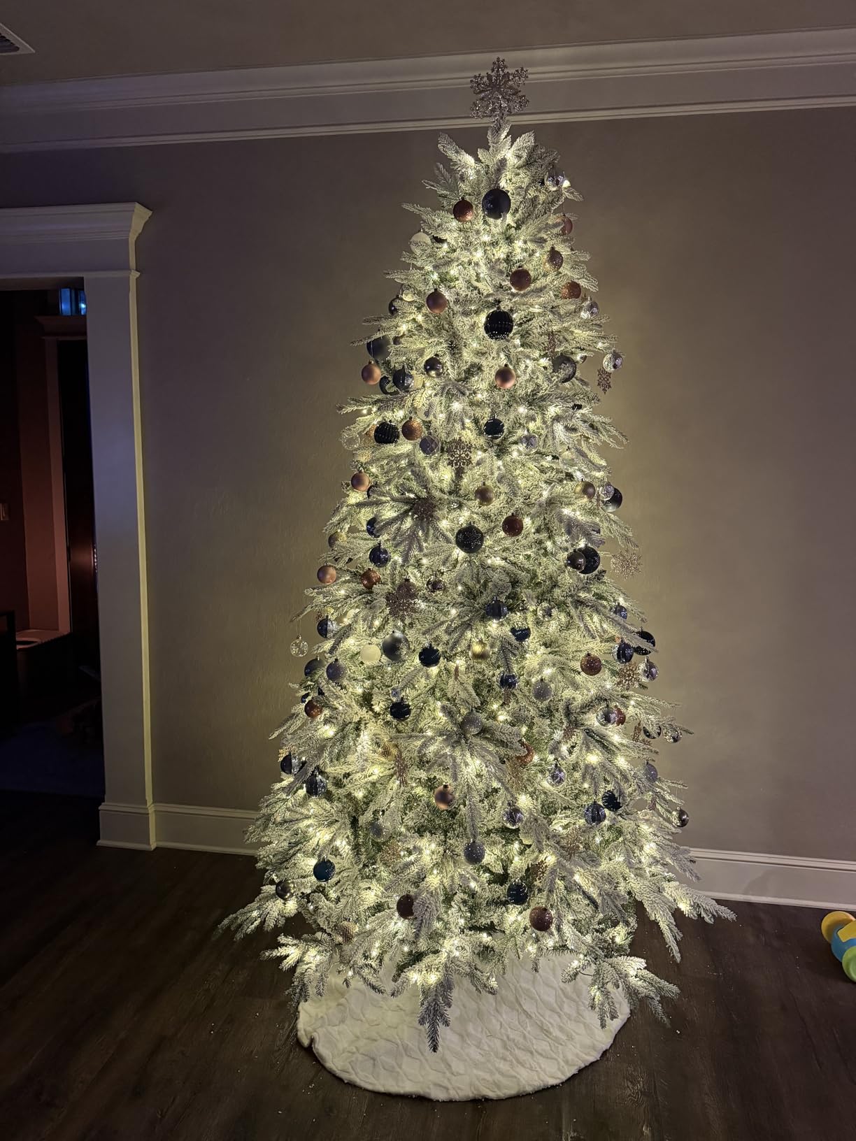 Best Choice Products Full Flocked Aspen Christmas Tree, 9ft Pre-lit Realistic Noble Fir w/ 1,200 Glowing LED Lights, 2-in-1 White & Multicolor customer photo 1