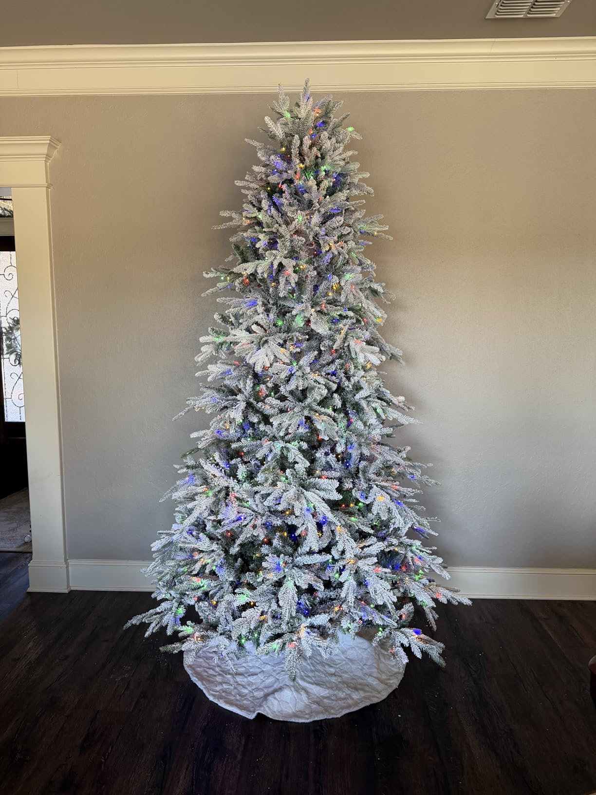 Best Choice Products Full Flocked Aspen Christmas Tree, 9ft Pre-lit Realistic Noble Fir w/ 1,200 Glowing LED Lights, 2-in-1 White & Multicolor customer photo 2