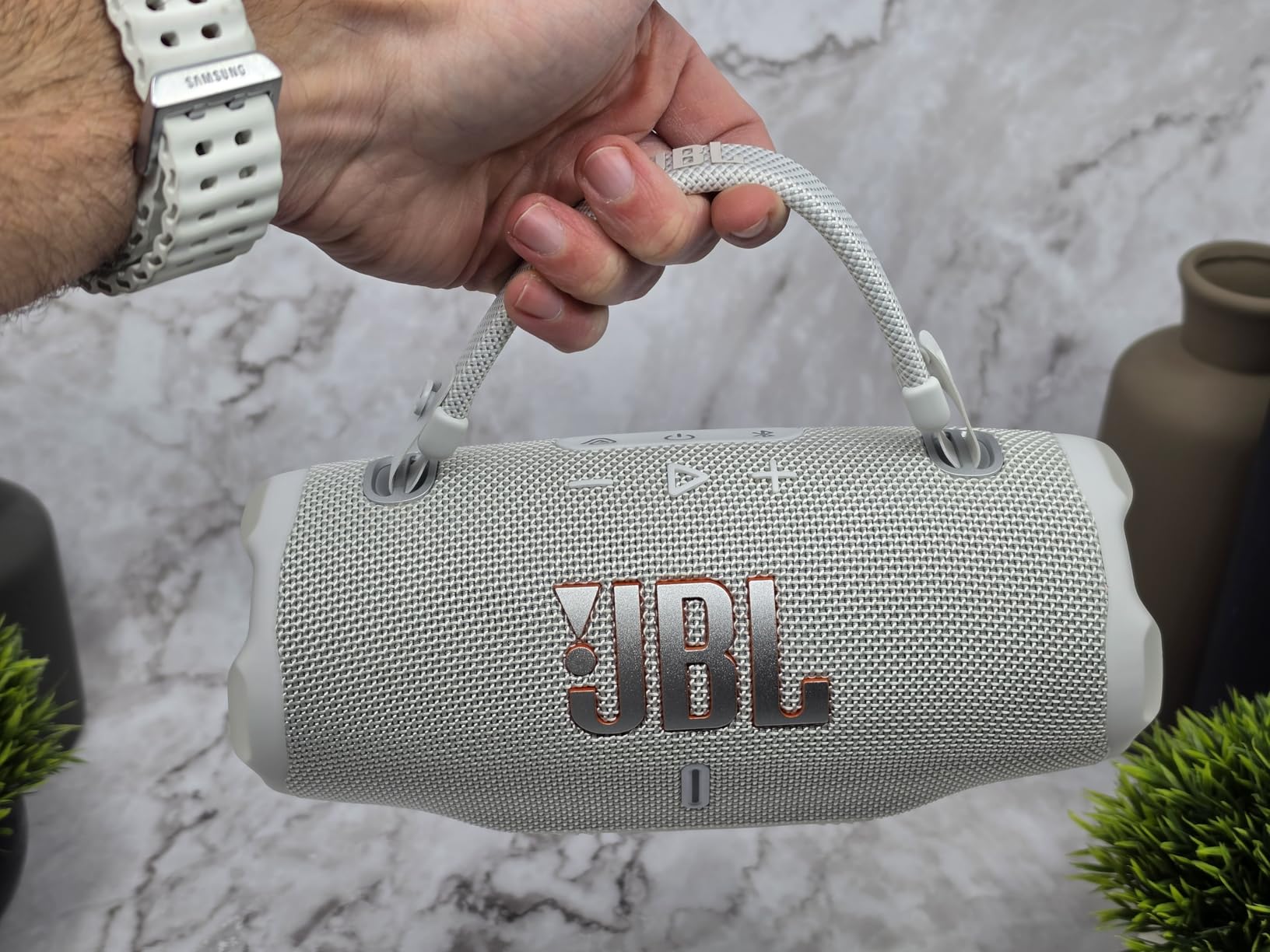 JBL Charge 6 - Portable Waterproof & Drop-Proof Bluetooth Speaker, Bold JBL Pro Sound with AI Sound Boost, 28Hrs of Playtime, Built-in powerbank & Comes with a Sturdy/Removable Carrying Strap (Black) customer photo 1