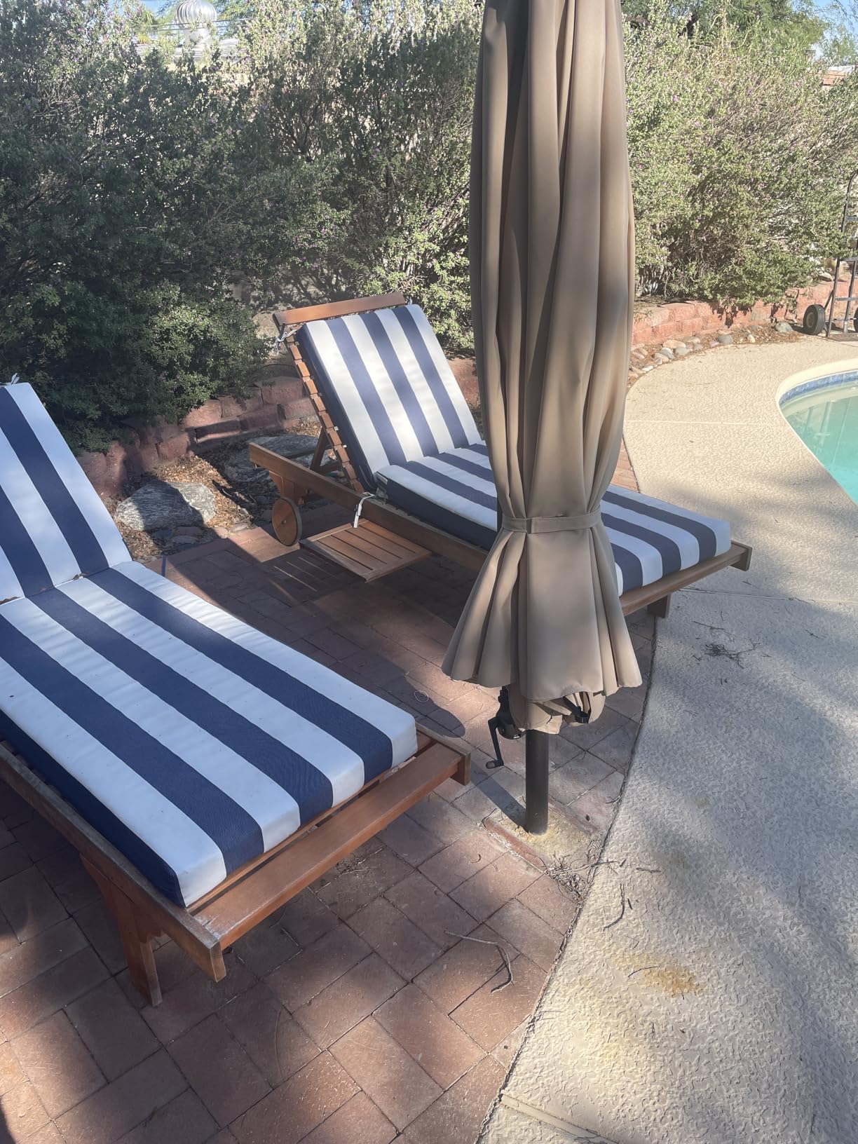 HOMSHADE 10ft Offset Patio Umbrella with Base Included, Cantilever Offset Hanging Patio Outdoor Market Umbrella UPF50+ UV Protection with Easy Tilt and Crank for Pool Deck and Garden(Beige) customer photo 2
