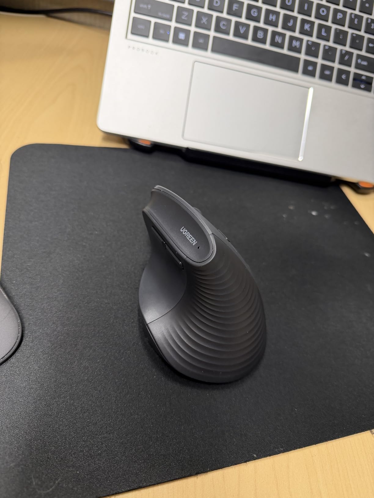 UGREEN Vertical Mouse, Wireless Bluetooth Ergonomic Mouse, Dual-Mode (BT 5.4 & USB 2.4G), Quiet Clicks, 4 Adjustable DPI (1000/1600/2000/4000), Compatible with Windows/Mac/Linux/Android/ChromeOS customer photo 1