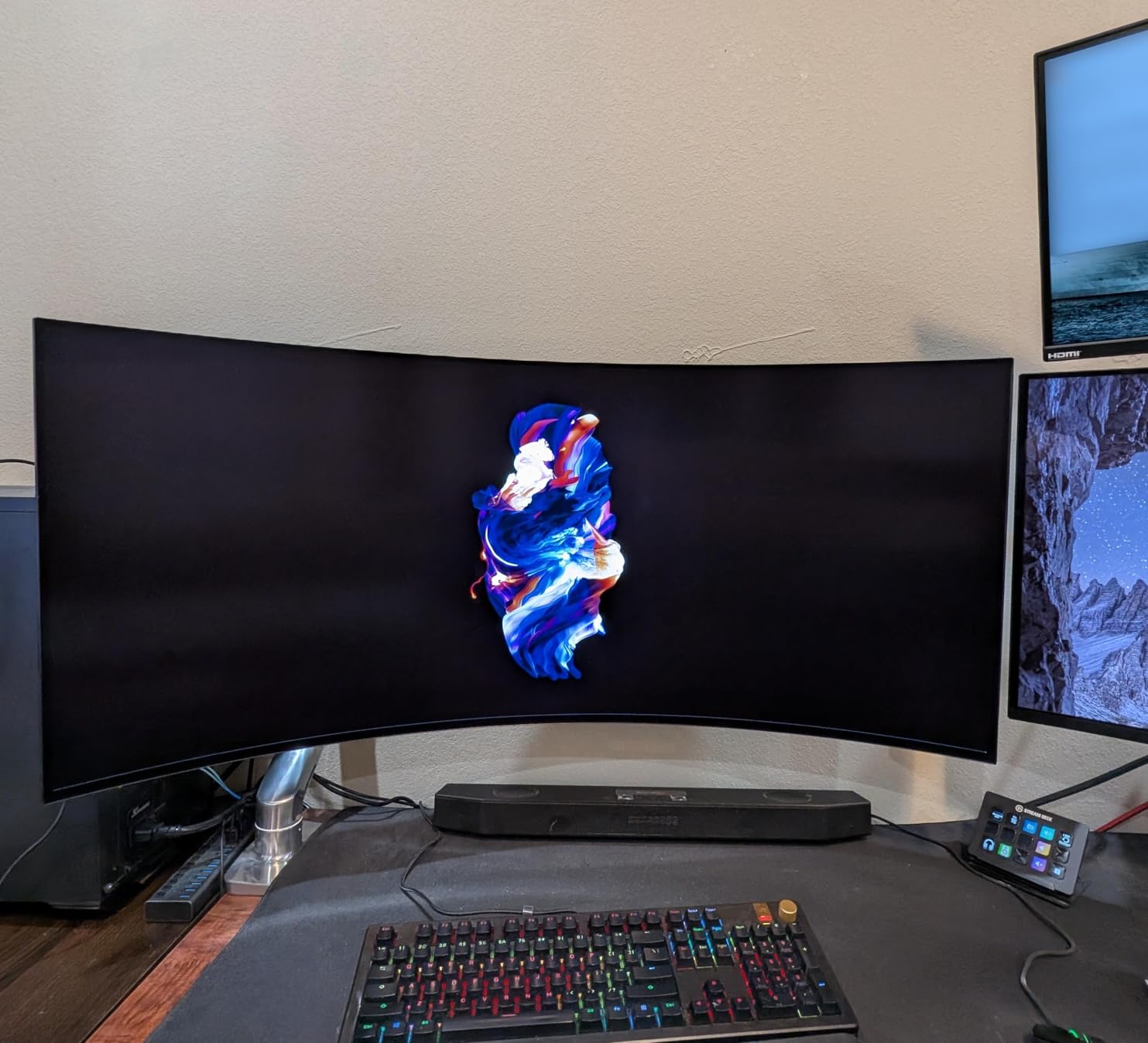 LG 39GX90SA-W 39-inch Ultragear WQHD (3440 x 1440) OLED Curved Gaming Monitor 240Hz, 1ms, NVIDIA G-Sync Compatible, AMD FreeSync Premium, VESA DisplayHDR True Black 400, webOS, USB Type-C, White customer photo 1