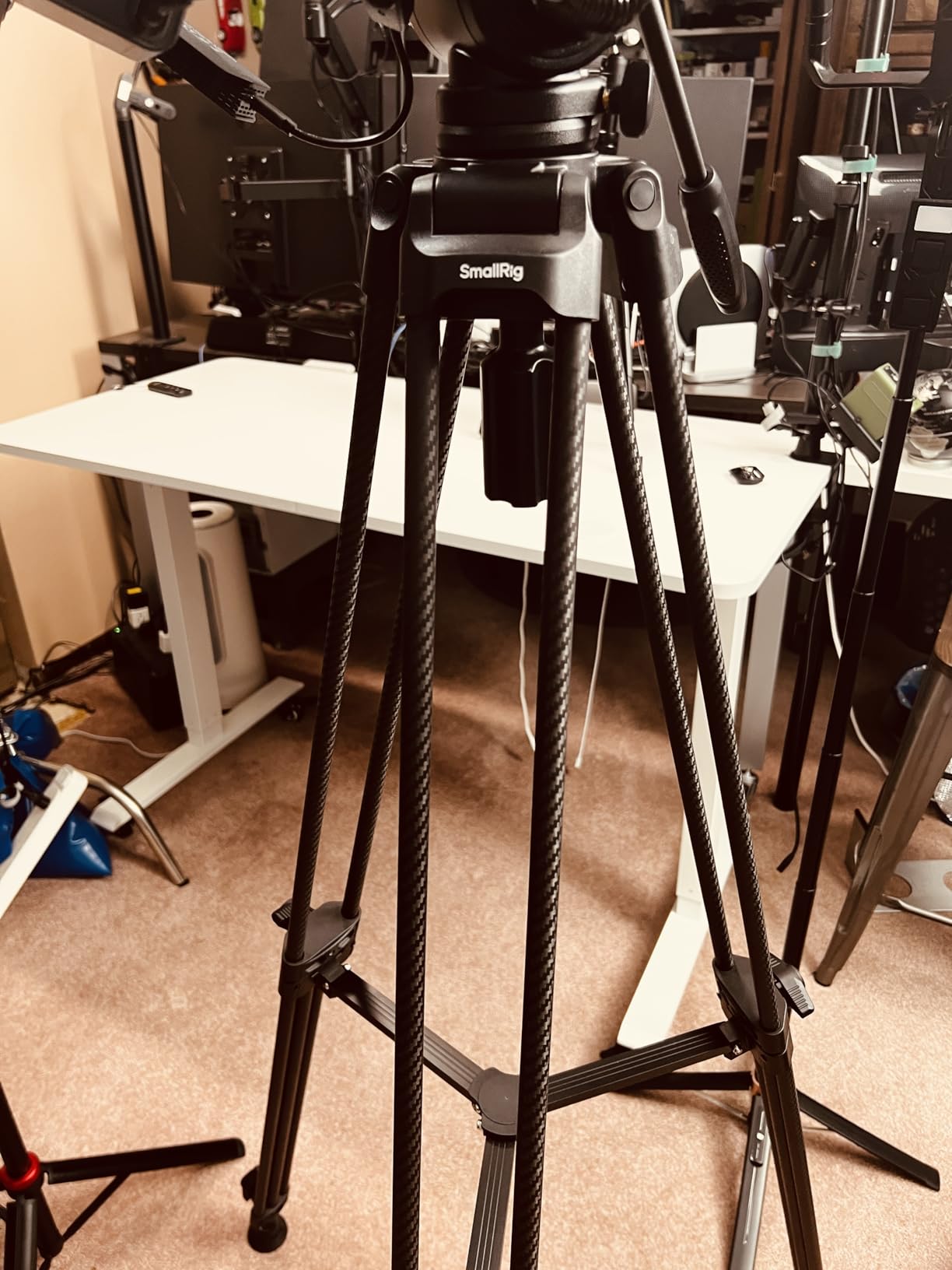 SMALLRIG 73''/185cm Carbon Fiber Heavy Duty Video Tripod, Max Load 10kg (22lbs), Fluid Head with +85° to -78 Tilt Range, Compact Camera Tripod Weight 2.7kg(6lbs), Folded Height 87cm, AD-14-5441 customer photo 2