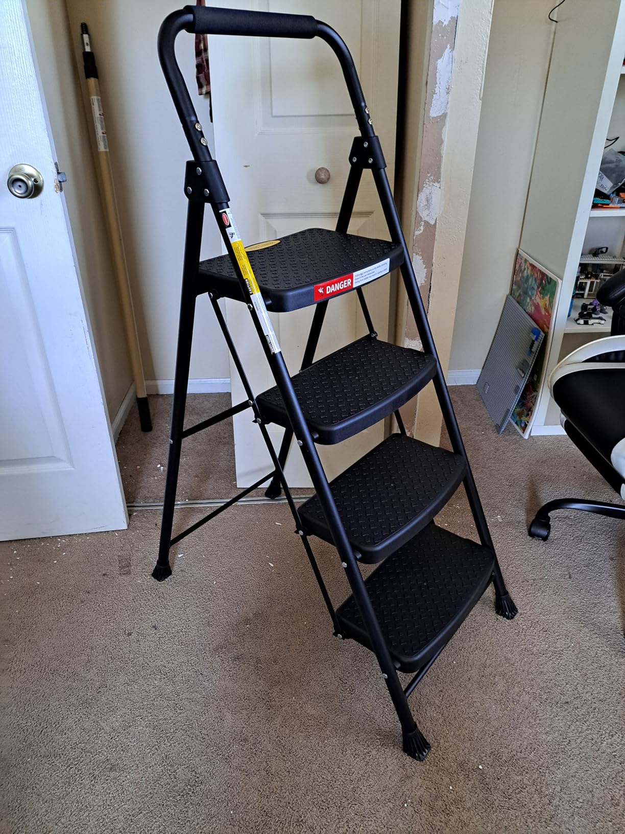 HBTower 4 Step Ladder, Step Stool Foldable with Wide Anti-Slip Pedal, Sturdy Steel Ladders for Home Adults Kitchen customer photo 1
