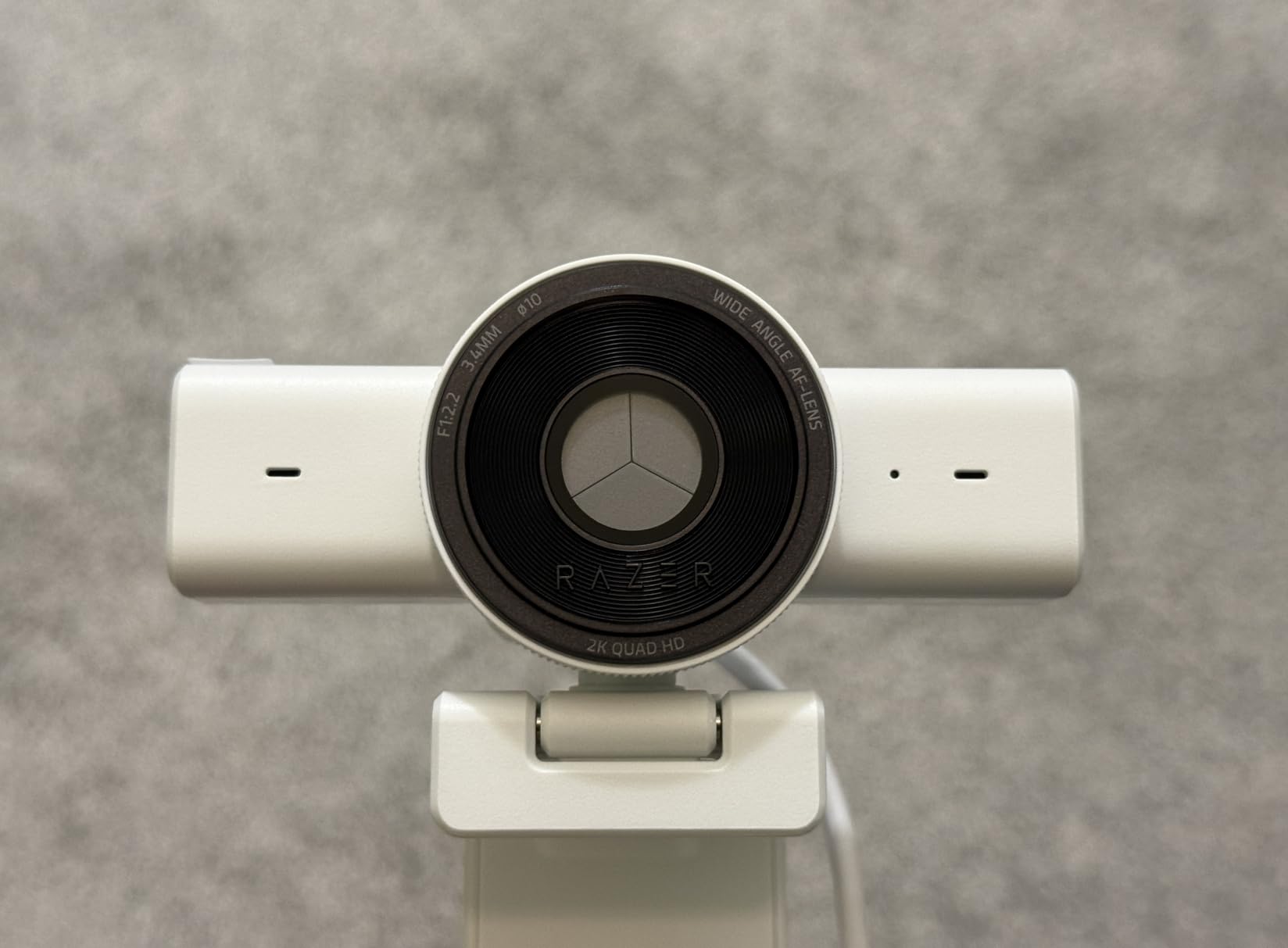 Razer Kiyo V2 X Streaming Webcam: 1440p 60 FPS - Auto Focus - Built-in Microphone - Wide Angle Lense - Integrated Privacy Shutter - Works with OBS, Xsplit, Streamlabs, Discord, Zoom, Teams - Black customer photo 2