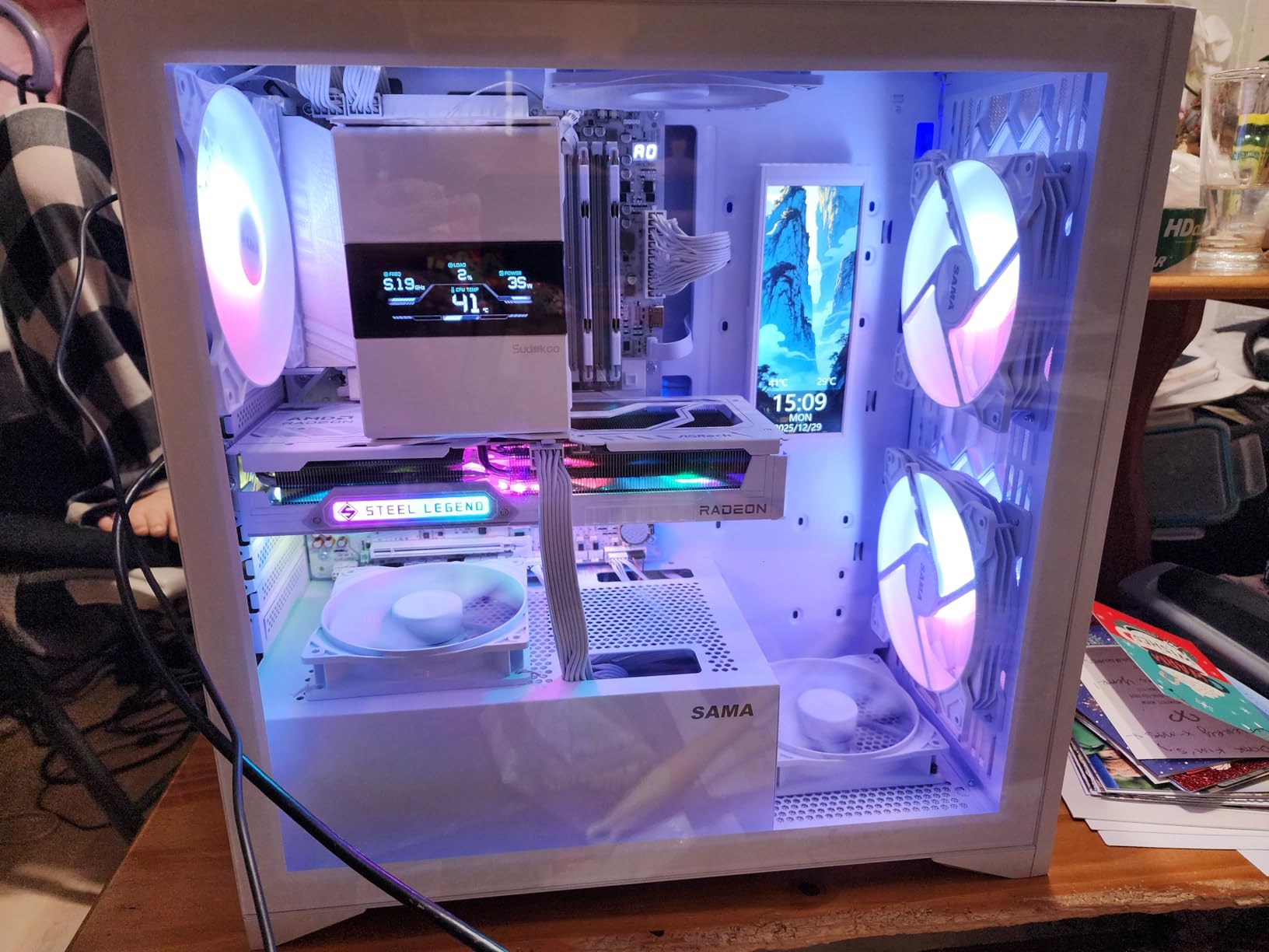 Thermalright Trofeo Vision LCD White Edition Case Sub-Display Features a 6.86-inch Full-Color LCD Screen (1280x480 Resolution) with Magnetic Panel Design. Supports DIY Dynamic/Static Images (White). customer photo 1