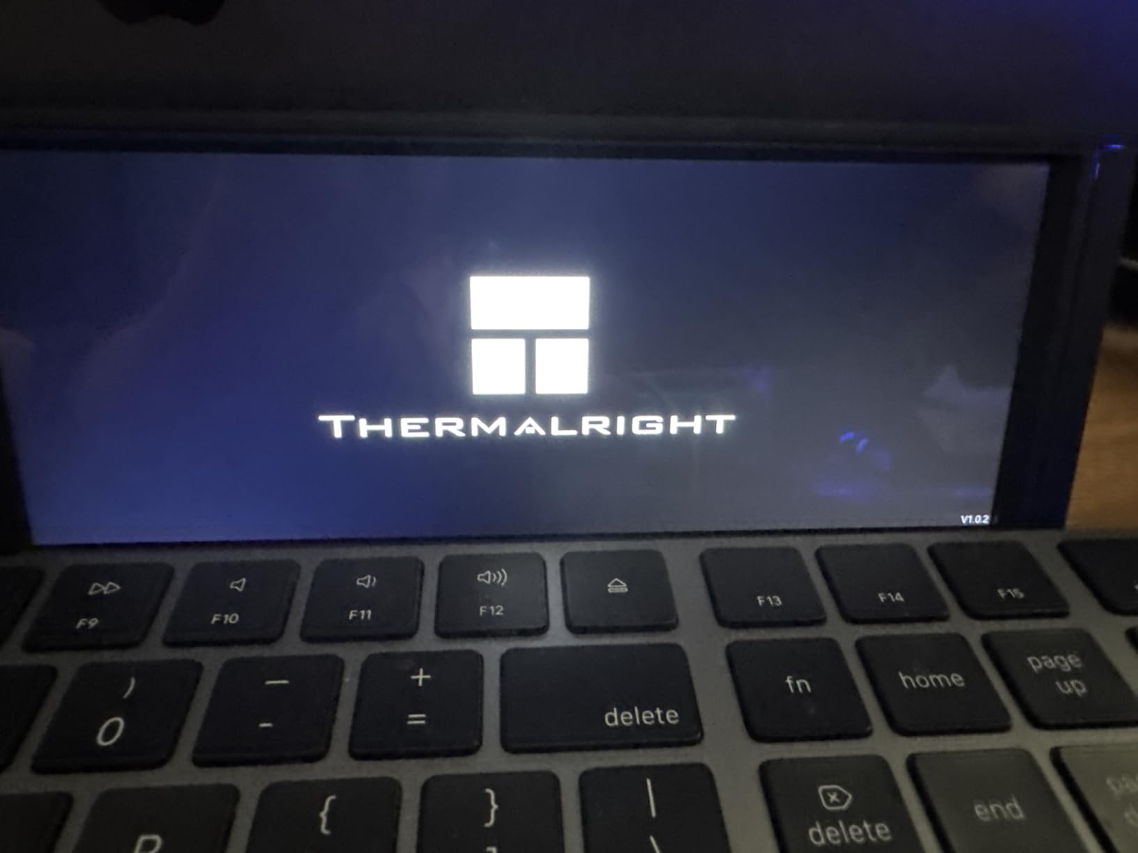Thermalright Trofeo Vision LCD White Edition Case Sub-Display Features a 6.86-inch Full-Color LCD Screen (1280x480 Resolution) with Magnetic Panel Design. Supports DIY Dynamic/Static Images (White). customer photo 2