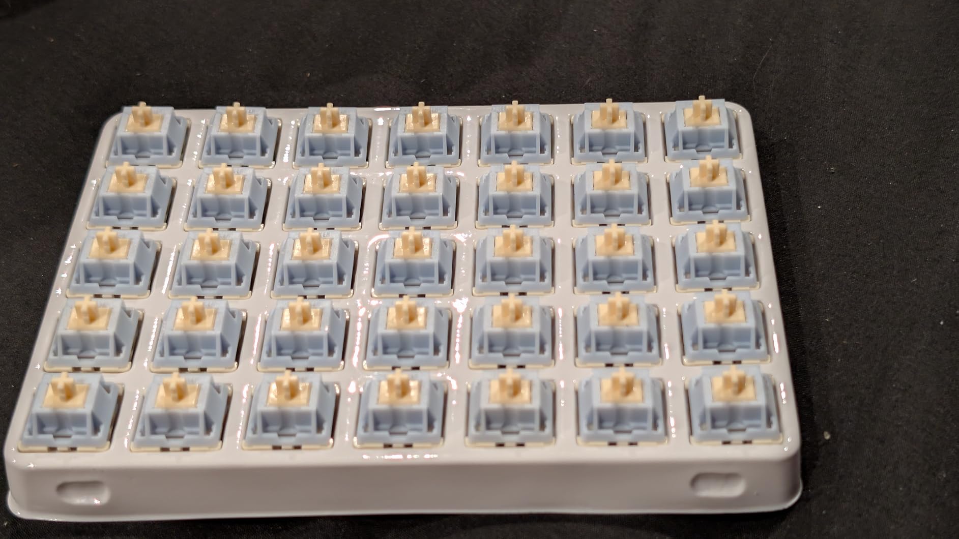 EPOMAKER Silent Mechanical Keyboard Switches Set - 35 Pieces Factory Pre-Lubed, 5-Pin Linear/Tactile Switches for Custom Mechanical Keyboards (Sorane(Linear Silent)) customer photo 1