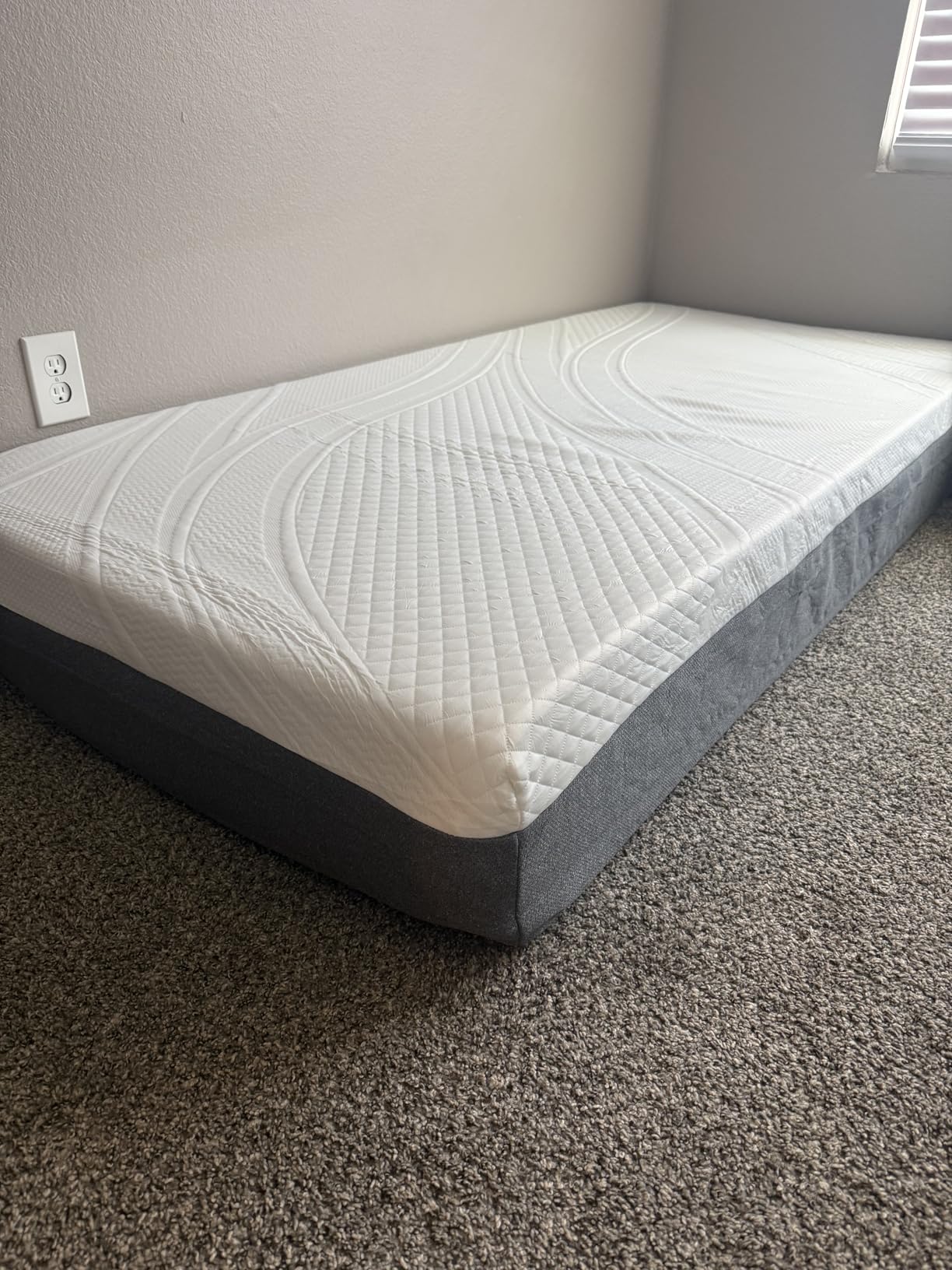 Novilla Queen Mattress 14 Inch, Gel-Infused Bliss Cooling Queen Memory Foam Mattress in a Box with Cool-Touch Nylon Cover customer photo 2
