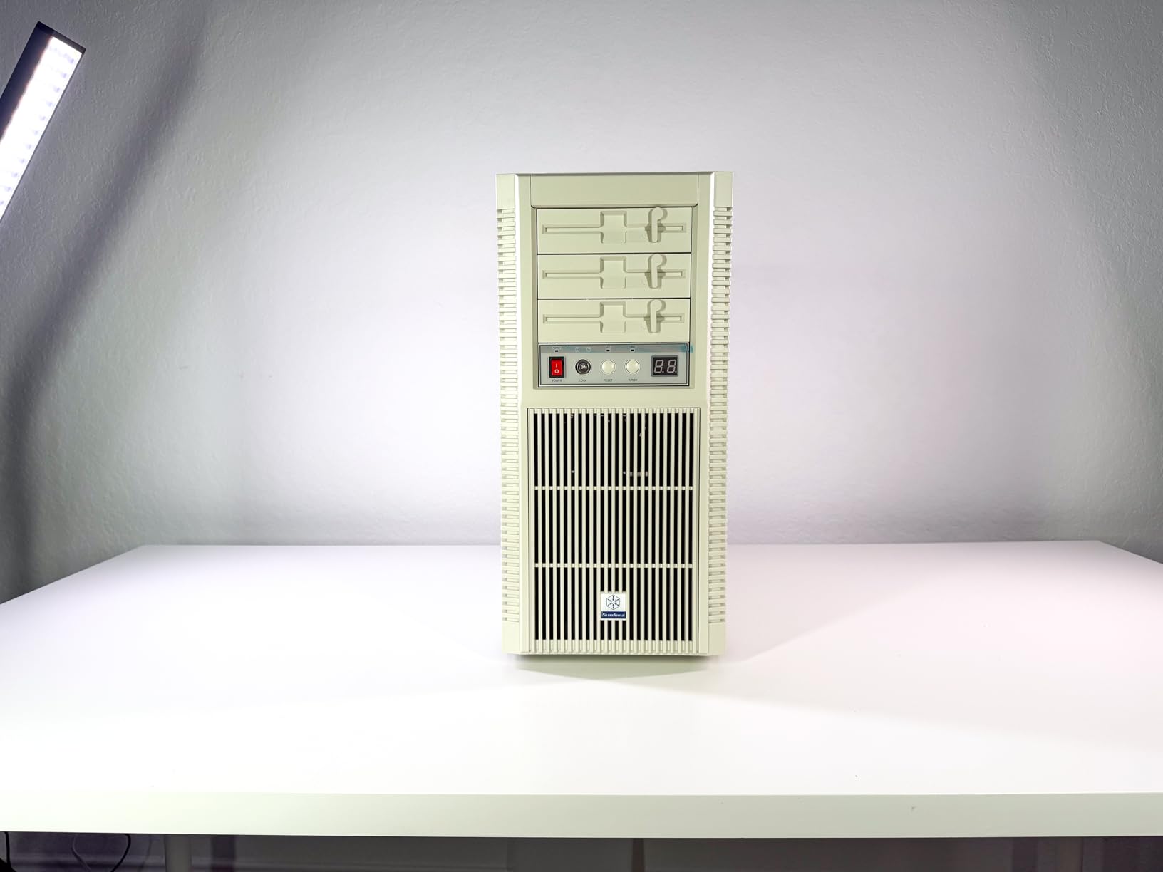 Silverstone Technology FLP02W Retro-Inspired Tower Chassis with high-Performance Cooling and Expansion Support, SST-FLP02W customer photo 1