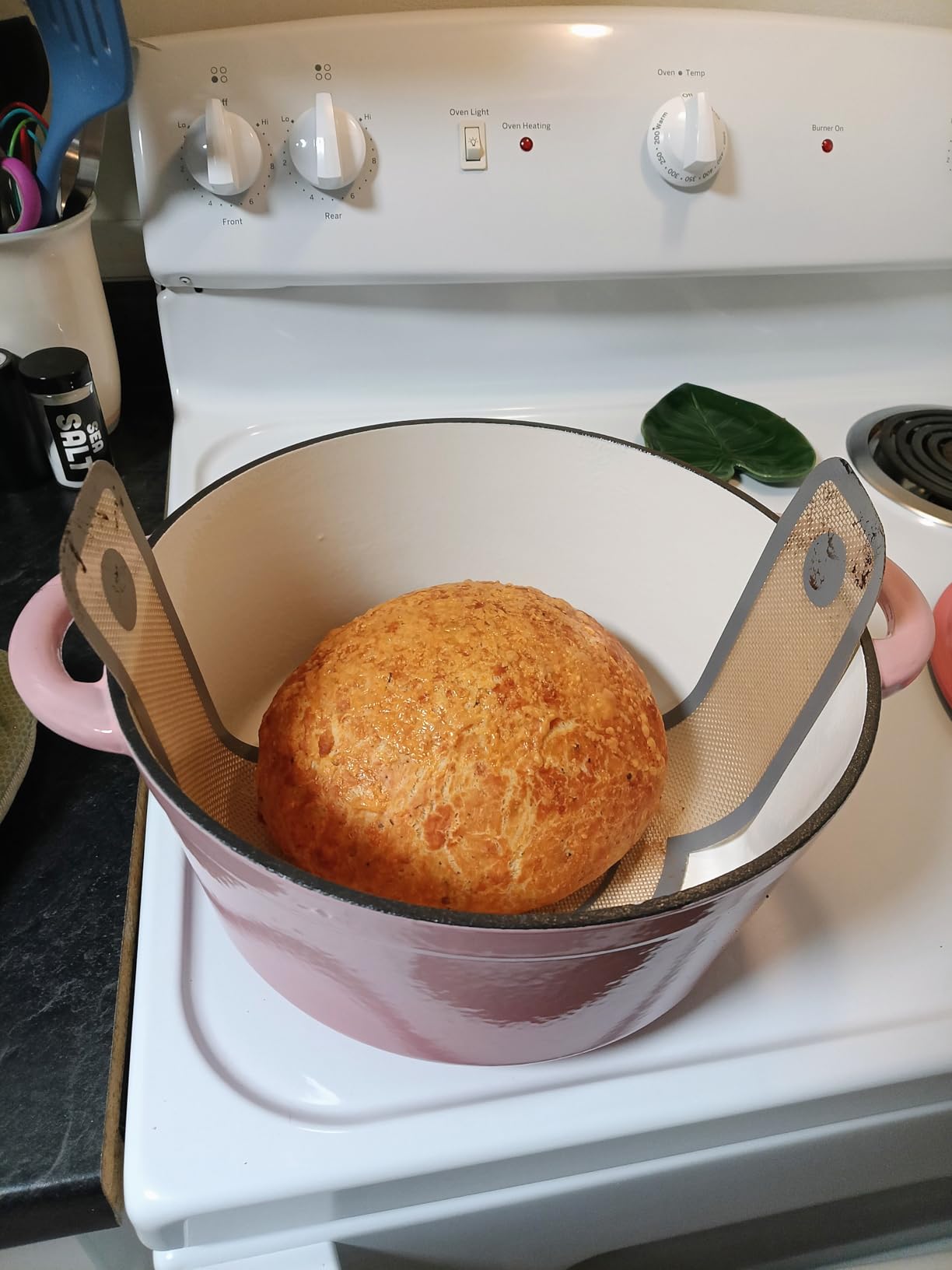 Overmont Enameled Cast Iron Dutch Oven - 5.5QT Pot with Lid Cookbook & Cotton Potholders - Heavy-Duty Cookware for Braising, Stews, Roasting, Sourdough Baking (White) customer photo 1