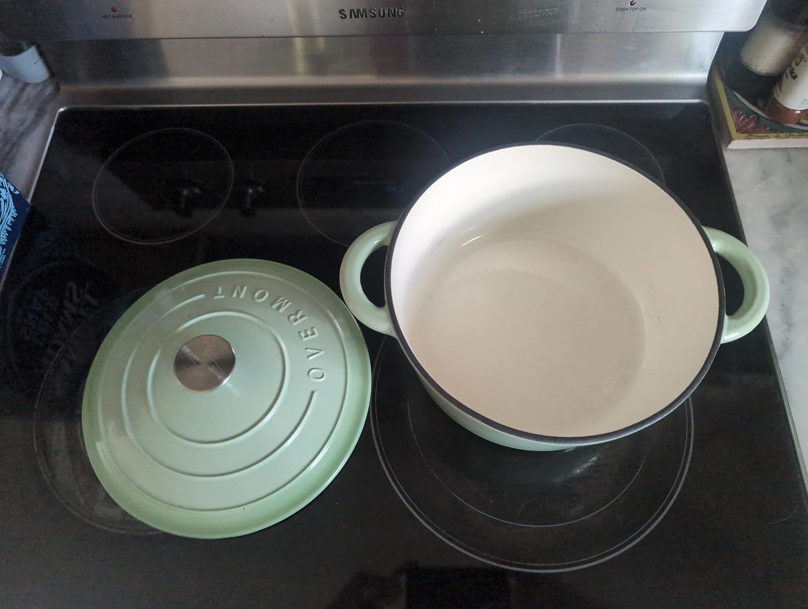 Overmont Enameled Cast Iron Dutch Oven - 5.5QT Pot with Lid Cookbook & Cotton Potholders - Heavy-Duty Cookware for Braising, Stews, Roasting, Sourdough Baking (White) customer photo 2