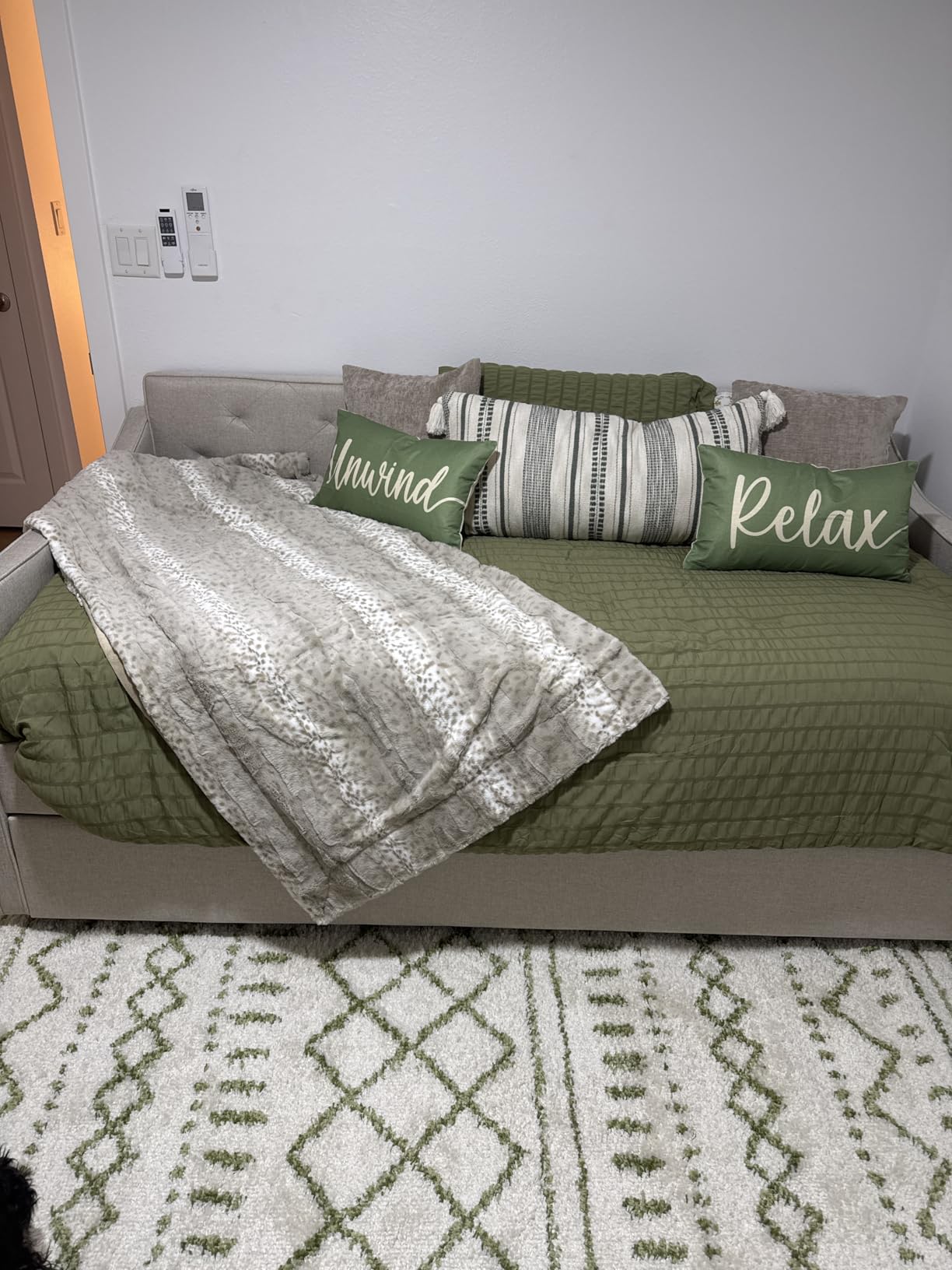 Antetek Daybed with Pop up Trundle, Fabric Upholstered Twin Size Day Bed Pull-Point Sofa Daybed Frame w/Twin Roll-Out Trundle/USB Port, Furniture for Bedroom, Living Room, Guest Room, Beige customer photo 1