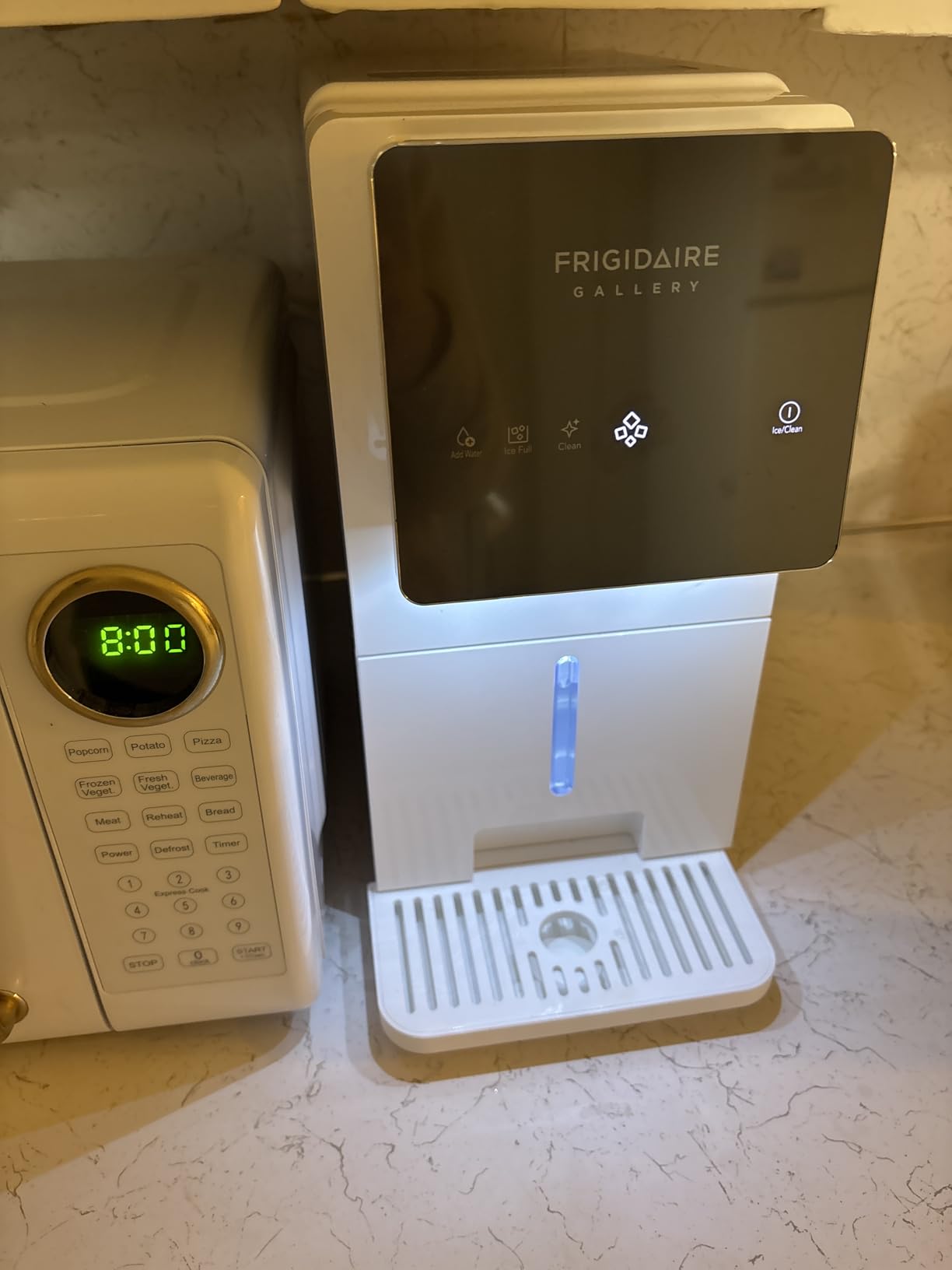 FRIGIDAIRE Countertop Crunchy Chewable Touchscreen Nugget Ice Maker, 33lbs per Day, Auto Self Cleaning, White customer photo 1
