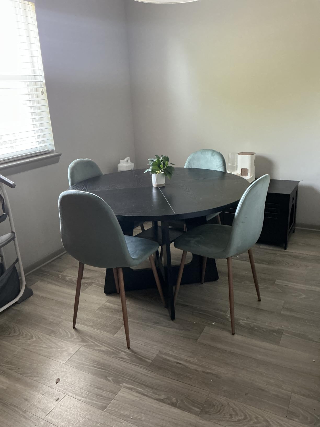 GRUSIGN Round Dining Table for 4-6, 47