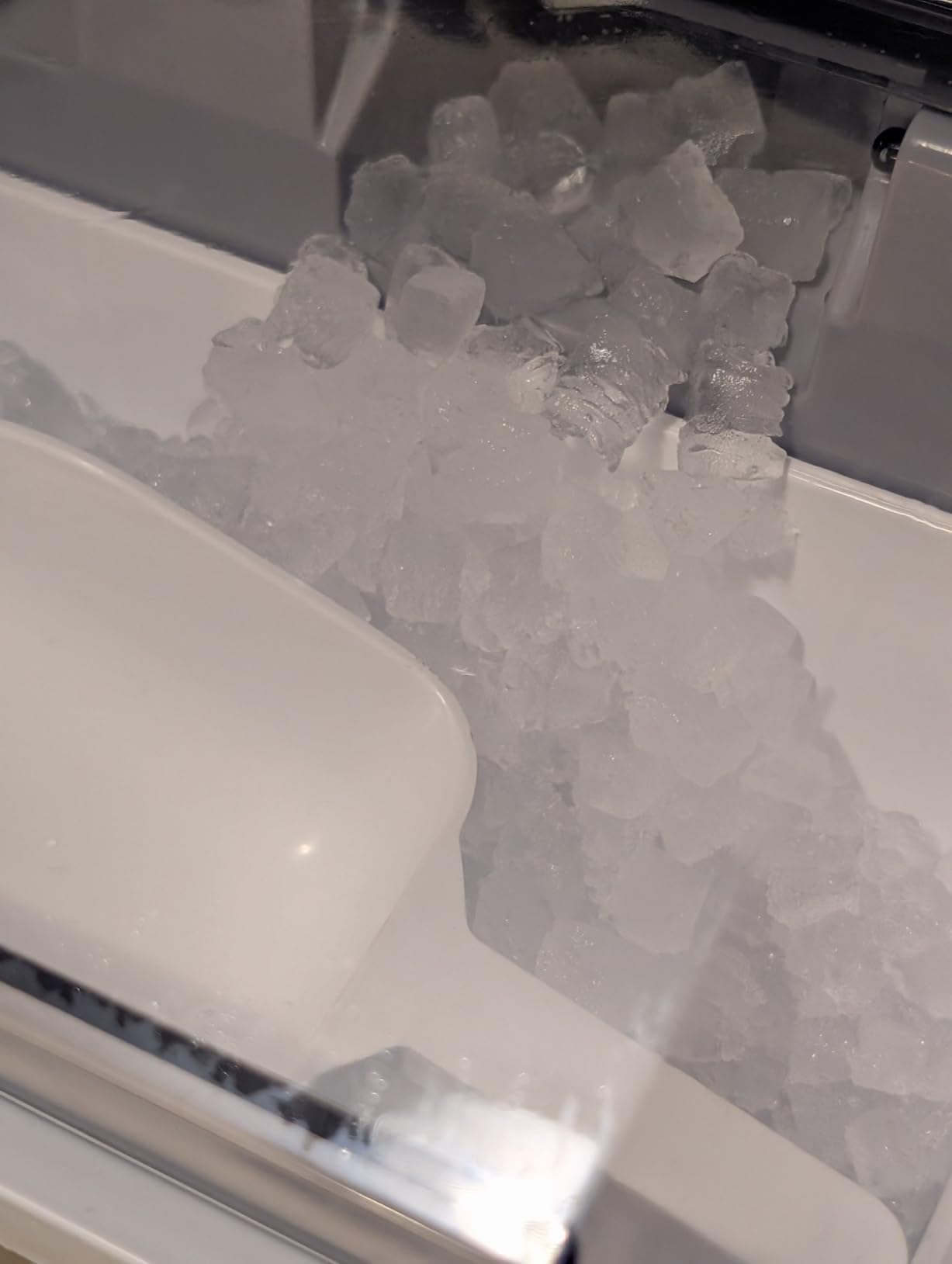 Frigidaire Countertop Crunchy Chewable Nugget Ice Maker, 33lbs per Day, Gunmetal customer photo 2
