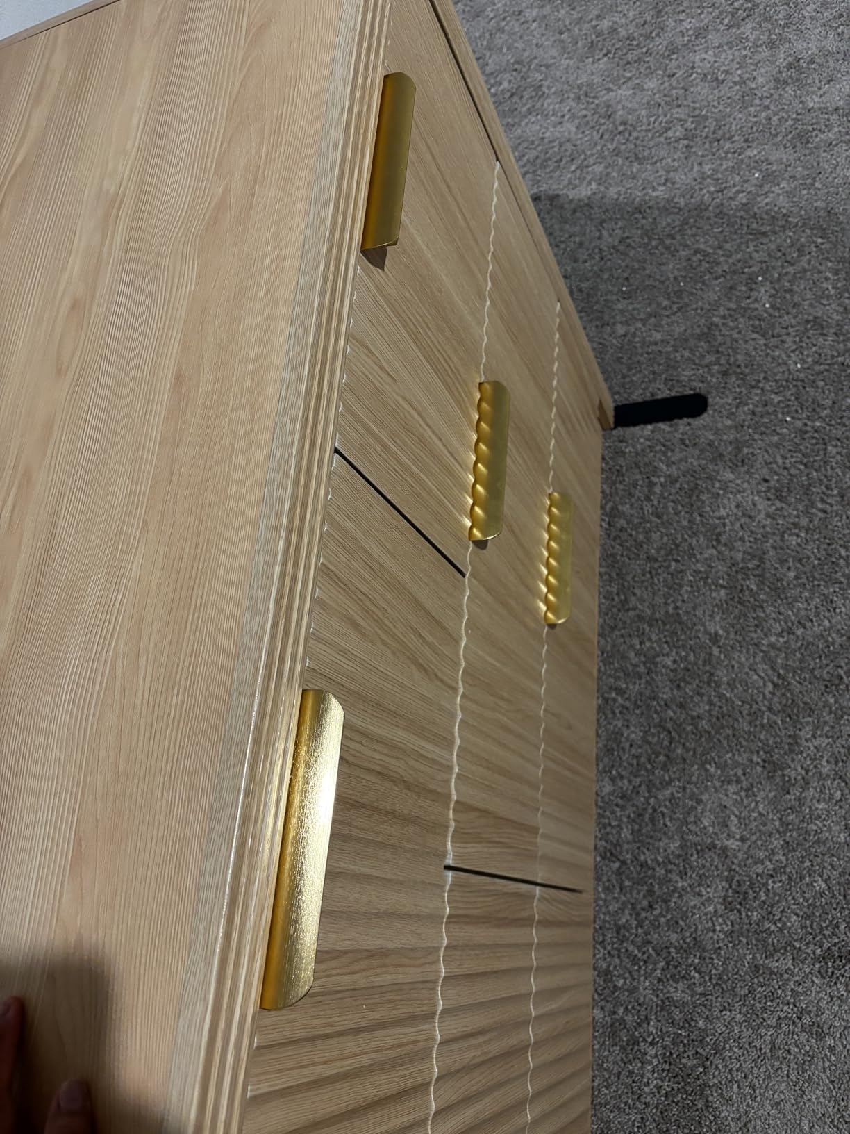 Decofy Fluted Drawers Dresser for Bedroom, Wood Dressers with Gold Handles, Modern Dressers with Wave Texture, Large Storage Chest of Drawers, Bedroom Dresser Organizer 55'' & 6 Drawers (Natural Oak) customer photo 1