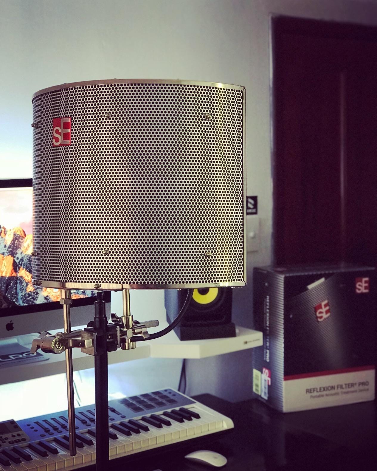 sE Electronics RF Pro Reflexion Filter Microphone Isolation Shield, Portable Vocal Booth for Recording, Podcasting & Voice Over, Pro Sound Isolation Shield with Patented 9 Layer Acoustic Design customer photo 1