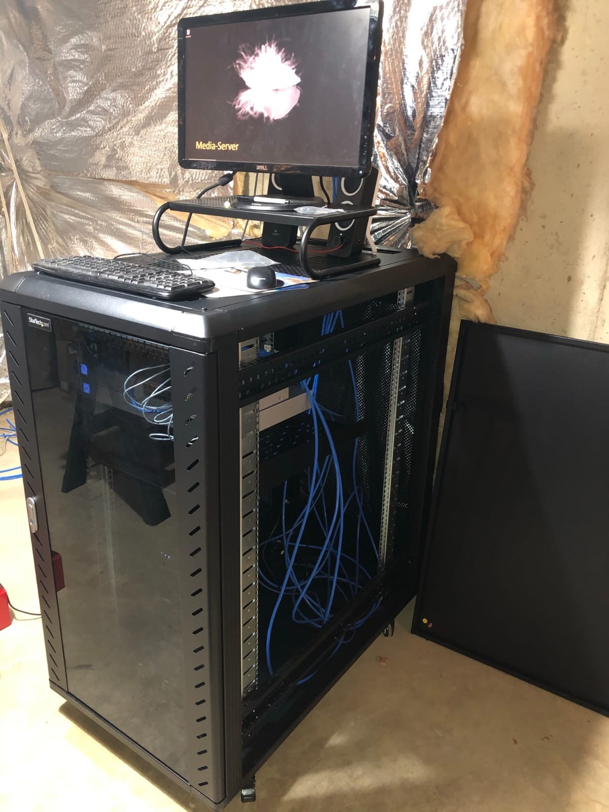 StarTech 22U 4-Post Server Cabinet, 33in/83cm Deep, 1764lb (RK2236BKF) customer photo 2