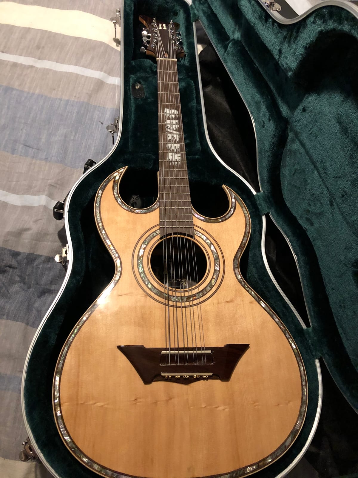 Gator Cases Traditional Series Hard-Shell Wood Case for 6 or 12-String Dreadnought Style Acoustic Guitars (GWE-DREAD 12) customer photo 2