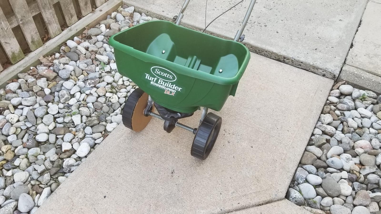 Scotts Turf Builder EdgeGuard DLX Broadcast Spreader for Seed, Fertilizer, Salt, Ice Melt, Holds up to 15,000 sq.ft. customer photo 1