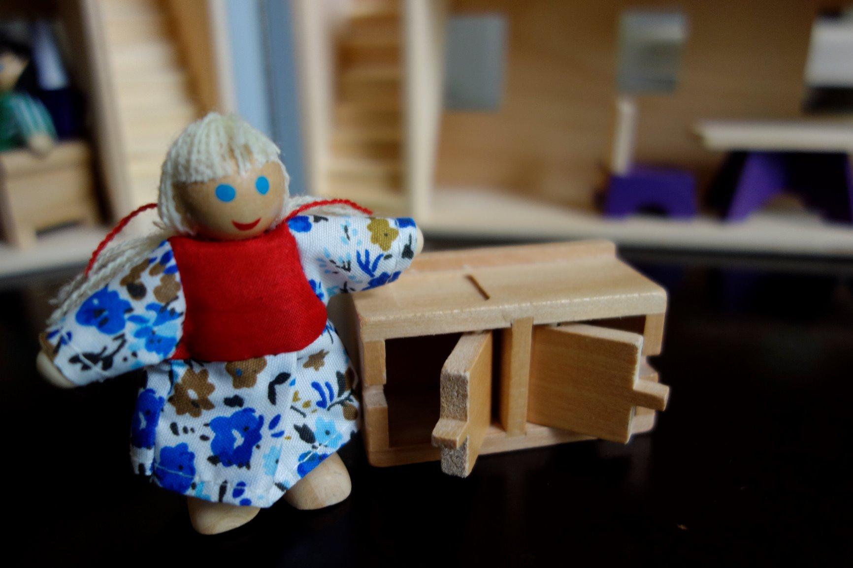 Melissa & Doug Fold & Go Wooden Dollhouse with 2 Dolls and 11 Pieces of Furniture - Portable Mini Doll House with Accessories and Toy Figures, Ages 3+ customer photo 2