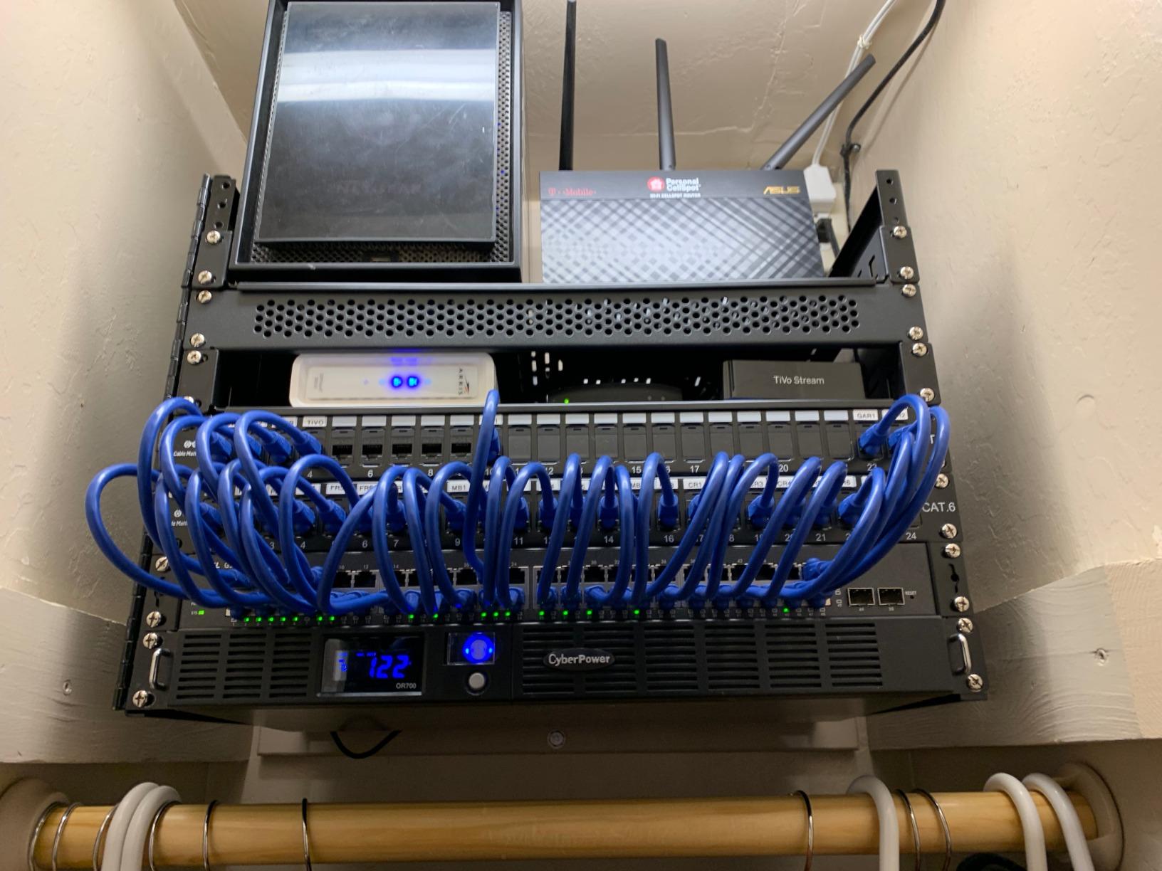 Cable Matters 1U 24 Port Keystone Patch Panel with Cable Management | With Support Bar, Rackmount or Wall Mount, 19-Inch Black Patch Panel for Keystone Jacks customer photo 1