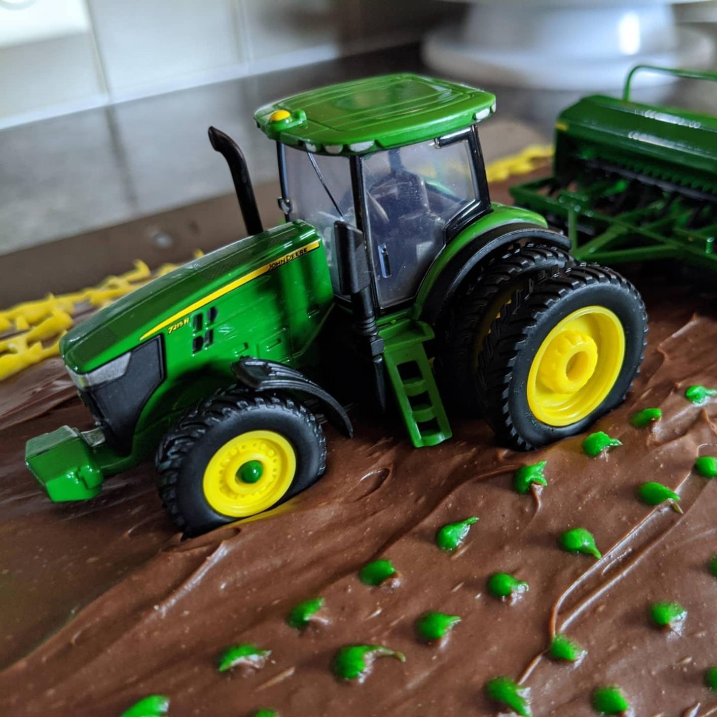 ERTL John Deere 7215R Tractor Grain Drill Toy TBE45433 | Authentic Die-Cast And Plastic Replica, Realistic Details, Officially Licensed John Deere Tractor Toys, Ages 3 Years+ customer photo 1