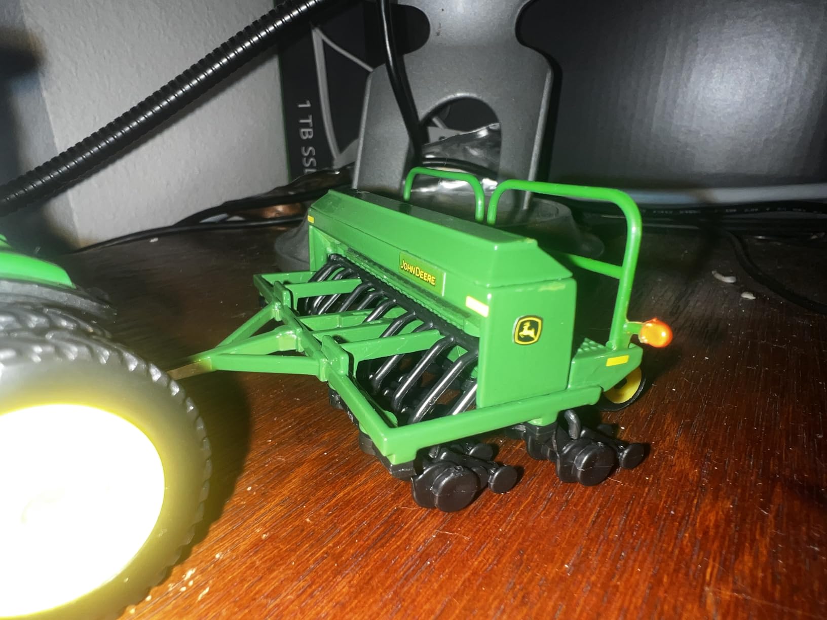 ERTL John Deere 7215R Tractor Grain Drill Toy TBE45433 | Authentic Die-Cast And Plastic Replica, Realistic Details, Officially Licensed John Deere Tractor Toys, Ages 3 Years+ customer photo 2