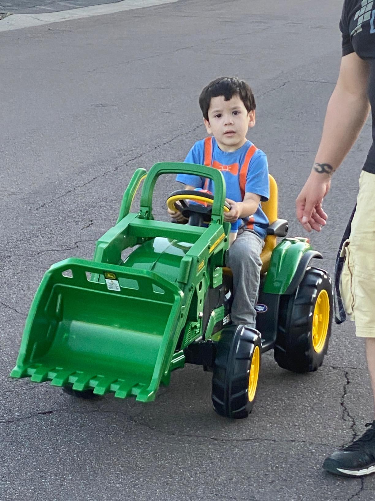 Peg Perego John Deere Ground Loader Tractor Extra-Large 12 Volt Ride on Tractor for Kids Ages 3-7 customer photo 2