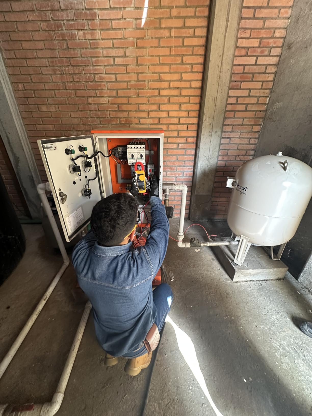 Fluke 302+ Digital Clamp Meter, 30mm Jaw, Measures AC Current to 400A, Measures AC/DC Voltage to 600V, Includes 2 Year Warranty customer photo 2