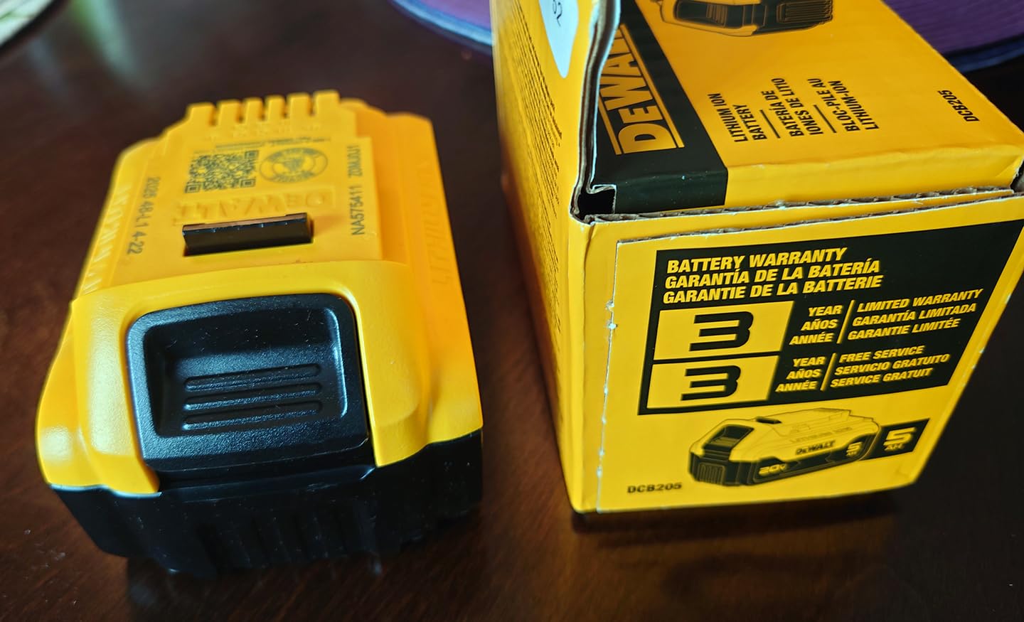DEWALT 20V MAX Battery, Lithium Ion, 5.0Ah (DCB205) customer photo 2