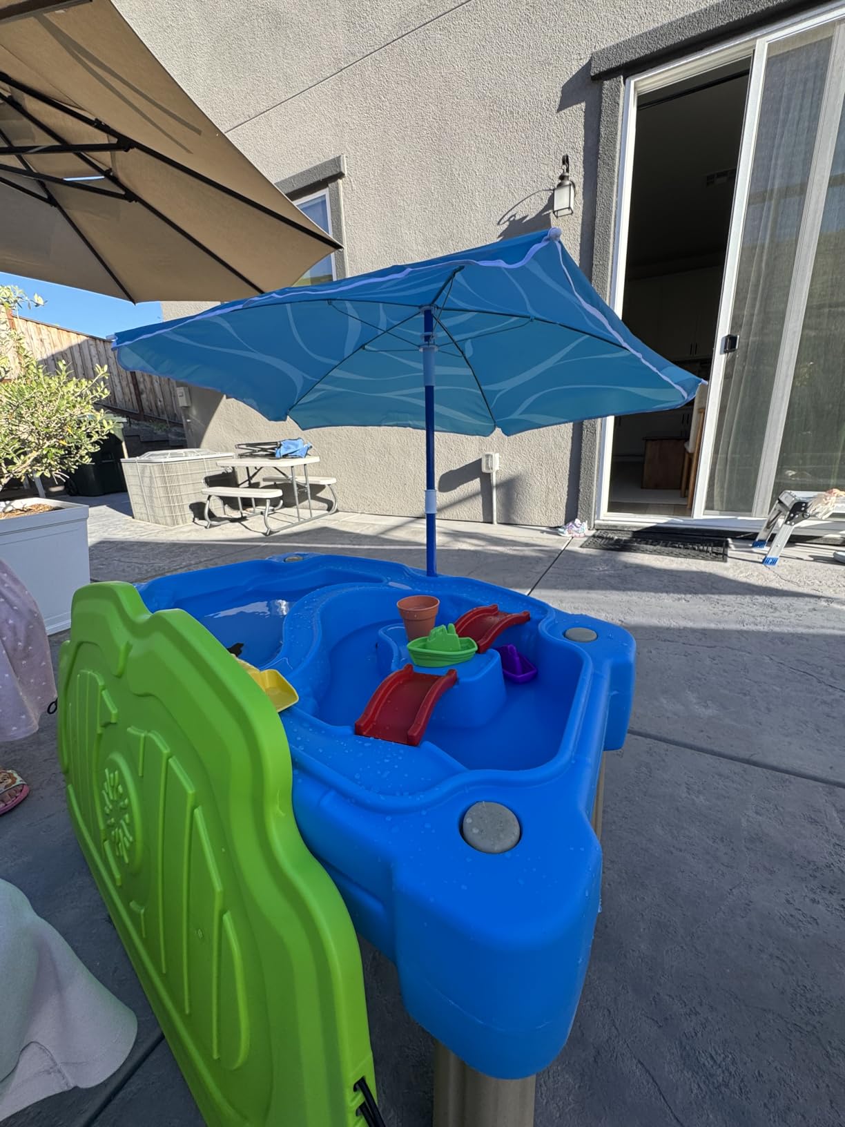 Step2 Cascading Cove Sand and Water Table, Kids Activity Sensory Playset, Comes with Umbrella, Summer Outdoor Toys, 7 Piece Toy Accessories, For Toddlers 1.5+ Years Old customer photo 1