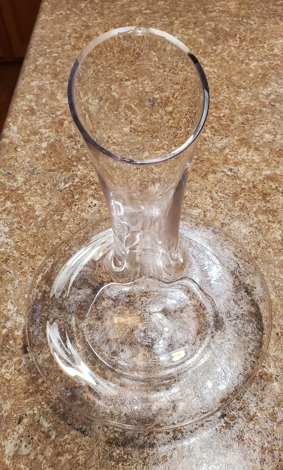 Le Chateau Large Elegant Crystal Wine Decanter with Aerator - 750ml Glass Decanter - Hand-Blown Lead-Free Clear Glass Carafe with Aerator customer photo 1