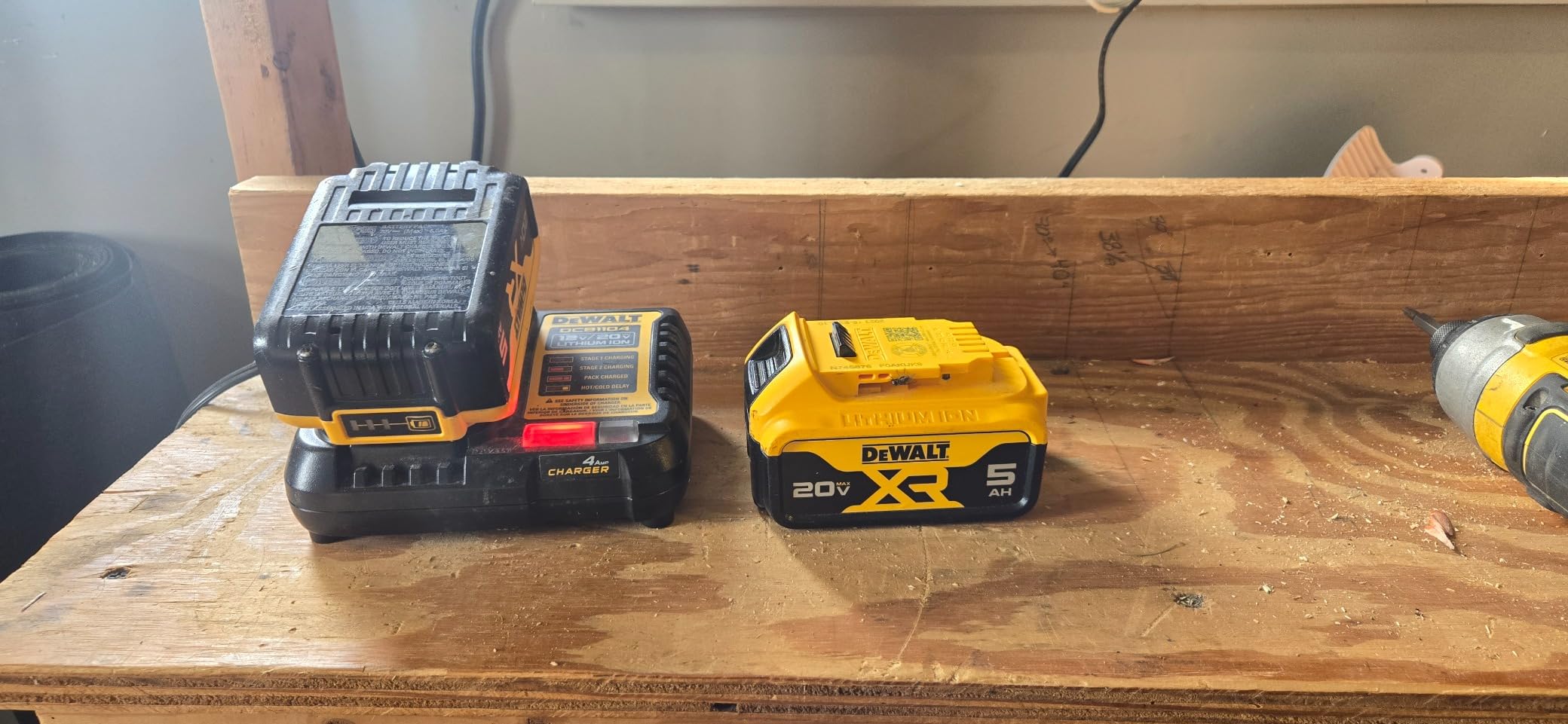 DEWALT 20V MAX Battery Charging Kit, Includes Charger and 2 Batteries, 5Ah, Includes Small Storage Bag (DCB205-2CK) customer photo 1