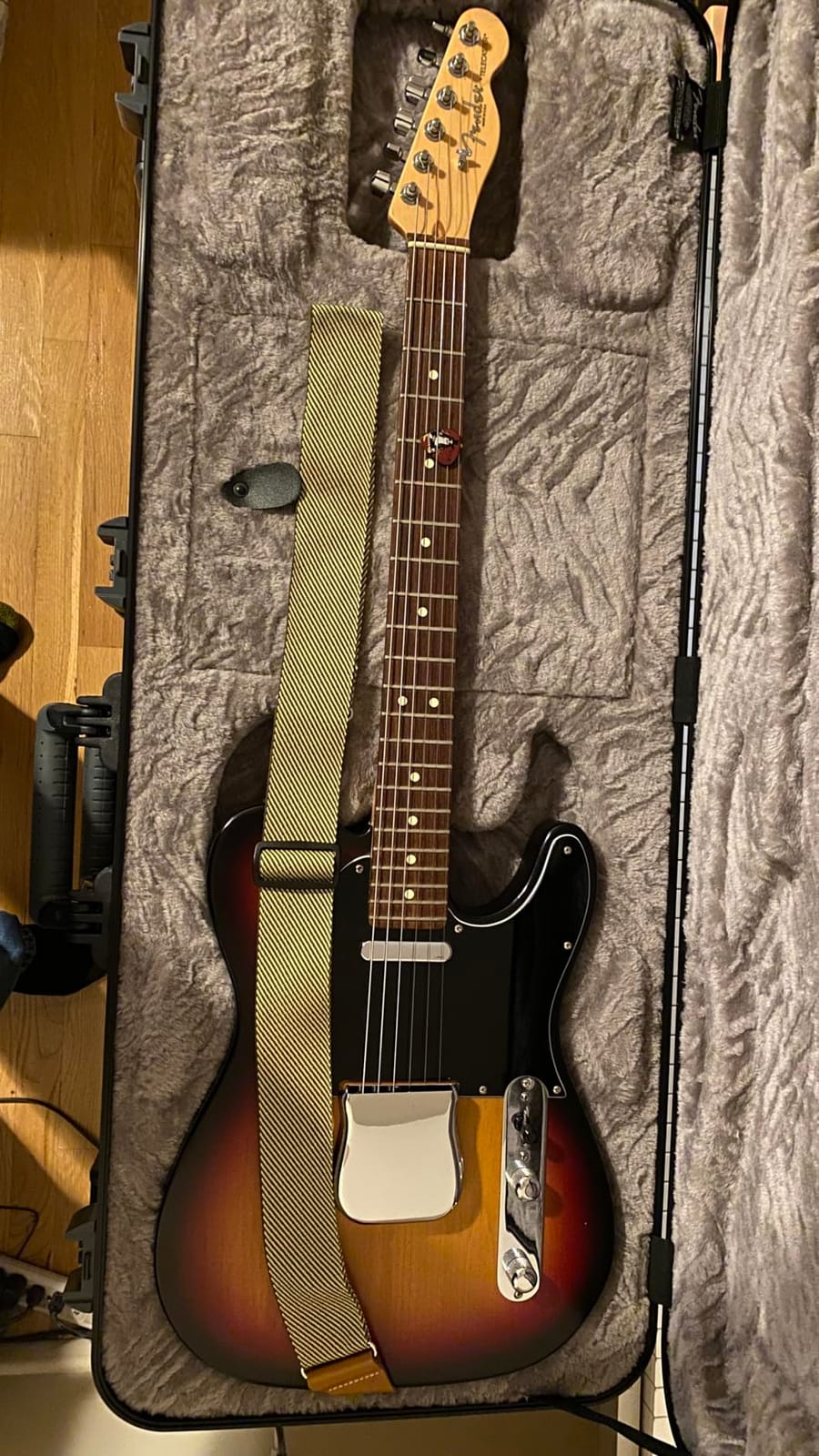 Fender Deluxe Molded Guitar Case for Stratocaster and Telecaster Electric Guitars, Military-Grade ABS Hard Shell with TSA Lock, Custom Foam Interior, Protective Travel Case, Black customer photo 1