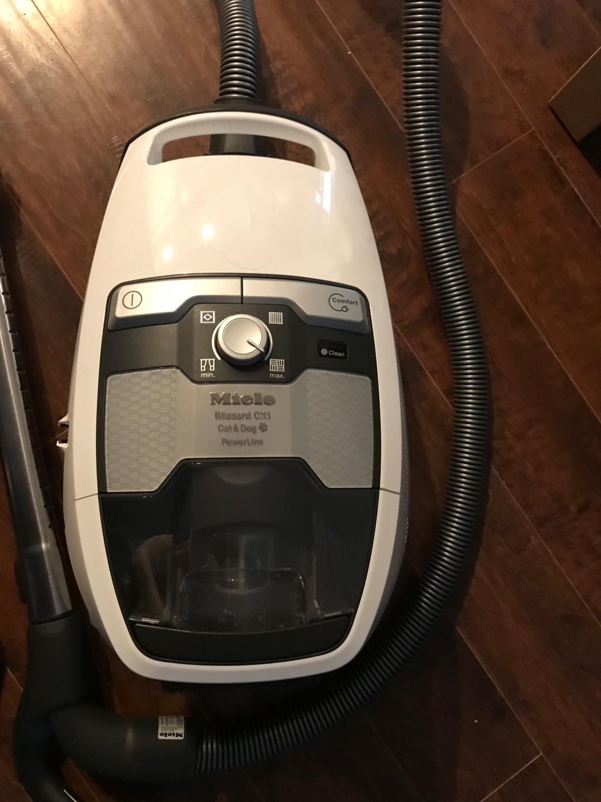 Miele Blizzard CX1 Cat & Dog Bagless Canister Vacuum, Lotus White - Pet Hair, Portable customer photo 2
