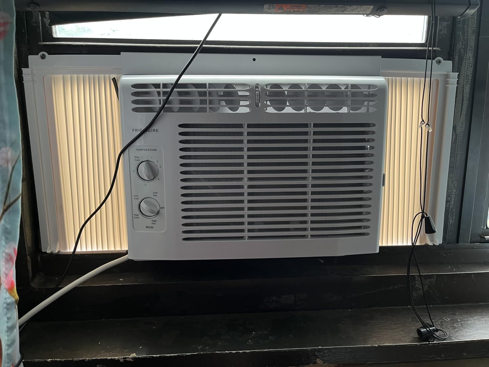 Frigidaire 5,000 BTU Window-Mounted Air Conditioner, Cools Up to 150 Sq. Ft., Quiet Operation, Effortless Temperature Control, 2 Fan Speeds, Auto Restart, White customer photo 2