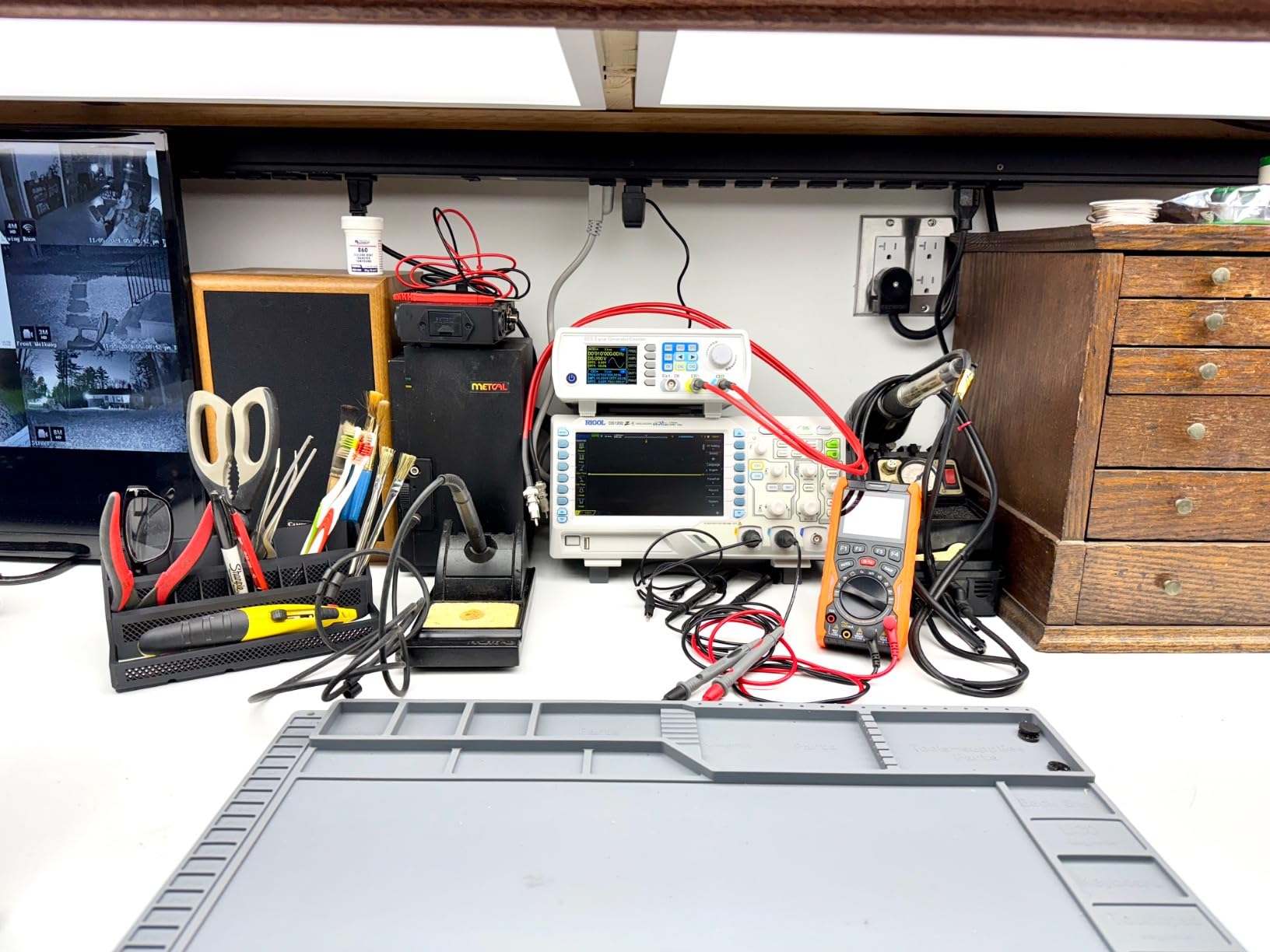RIGOL DS1202Z-E Digital Oscilloscope, 200MHz, 2 Channel, 1GSa/s Sampling | Ideal for students & hobbyists, 1GSa/s real-time sample rate, 24Mpts memory depth, professional desktop lab design customer photo 1