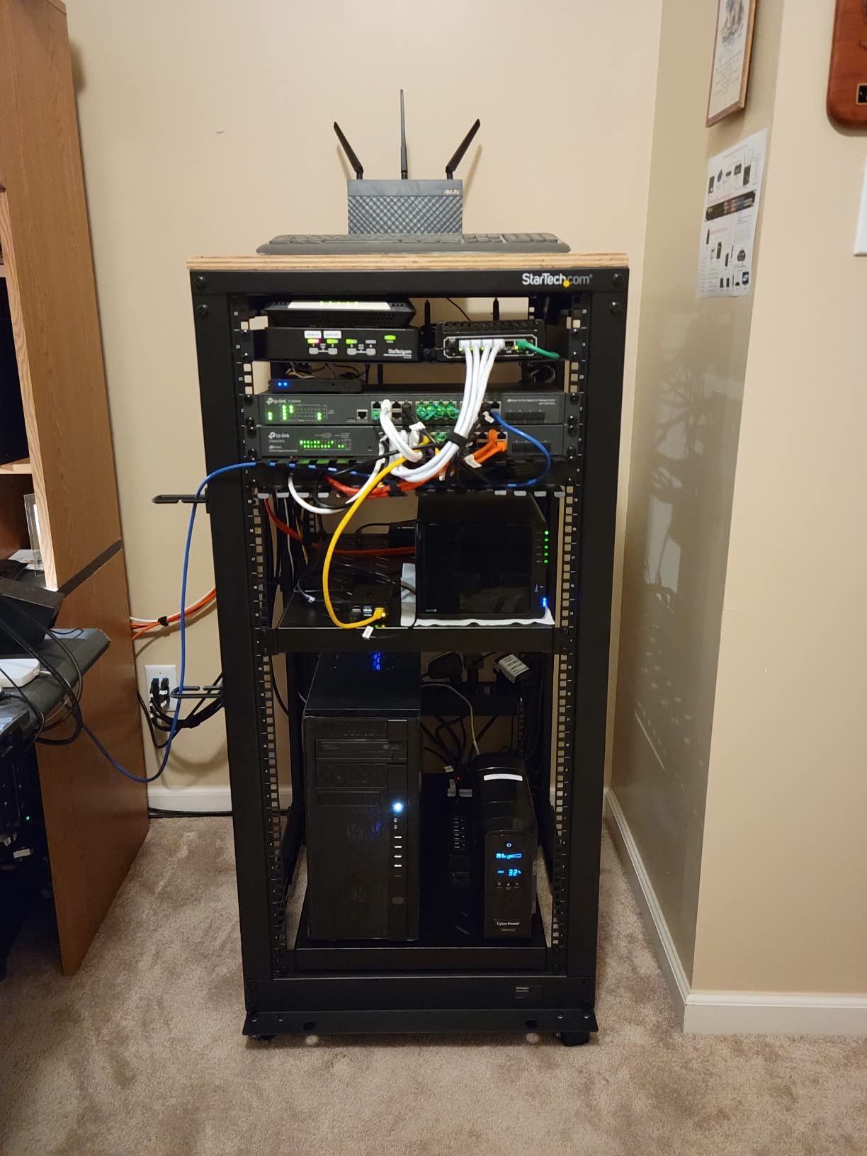 StarTech 18U 4-Post Server Rack, 19in Open Frame Rack with 40in Mounting Depth and 1200lb Weight Capacity customer photo 1