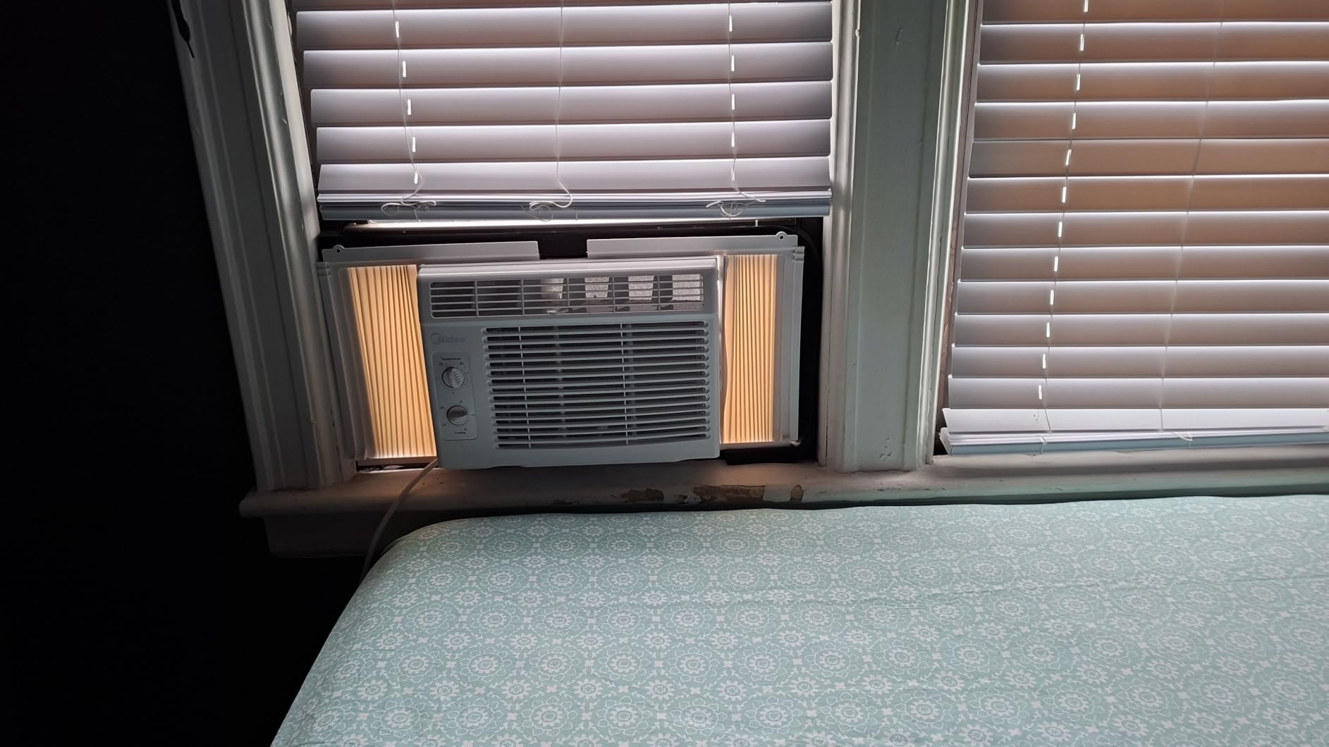 Midea 5,000 BTU EasyCool Small Window Air Conditioner - Cool up to 150 Sq. Ft. with Easy-to-Use Mechanical Controls and Reusable Filter, Perfect for Small Bedroom, Living Room, Home Office customer photo 2