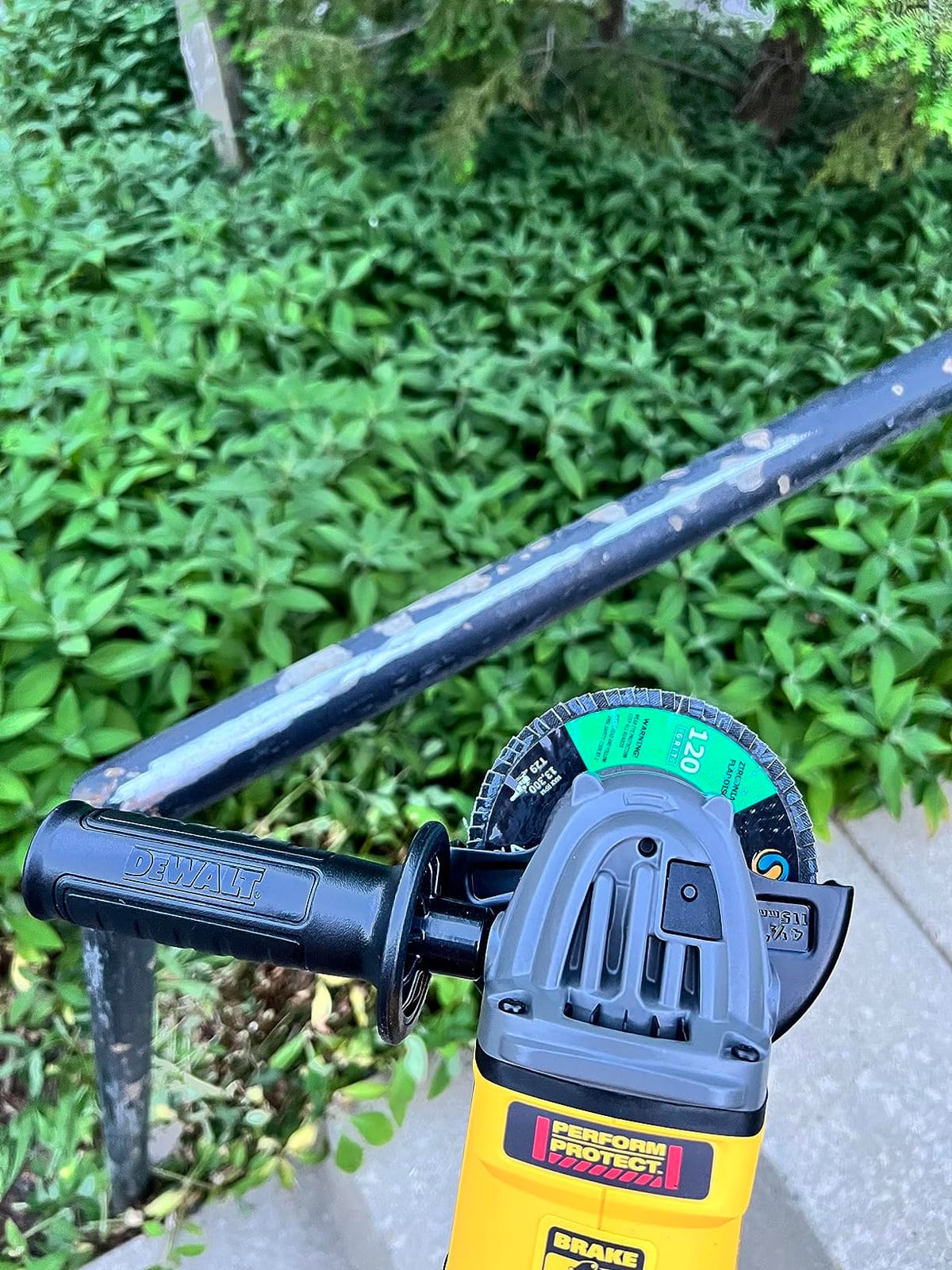 DEWALT FLEXVOLT 60V MAX* Angle Grinder with Kickback Brake, 4-1/2-Inch to 6-Inch, Tool Only (DCG418B) customer photo 2