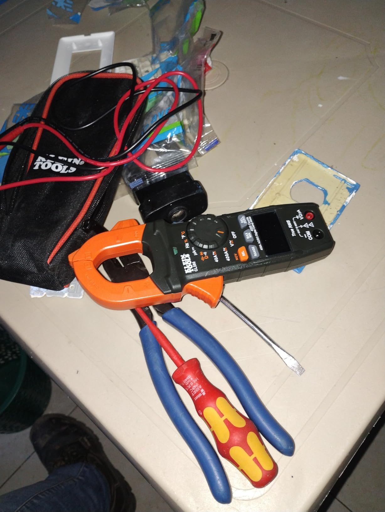 Klein Tools CL390 AC/DC Digital Clamp Meter, Auto-Ranging, 400 Amp, NCVT Tester, Hi-Viz LCD Display, TRMS, Continuity Resistance, Temperature and More customer photo 1