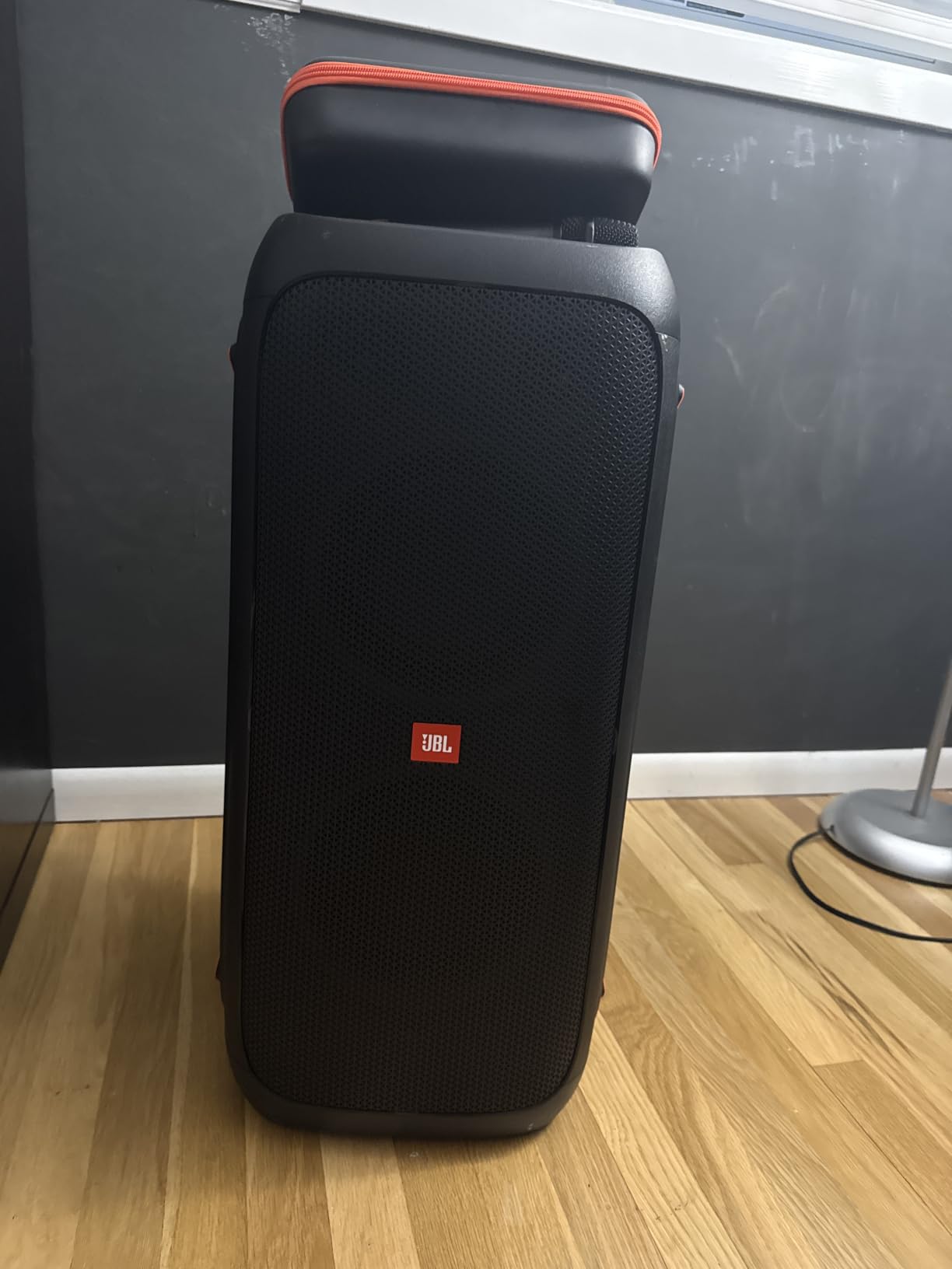 JBL Partybox 310 - Portable Party Speaker with Long Lasting Battery, Powerful JBL Sound and Exciting Light Show, Black customer photo 1