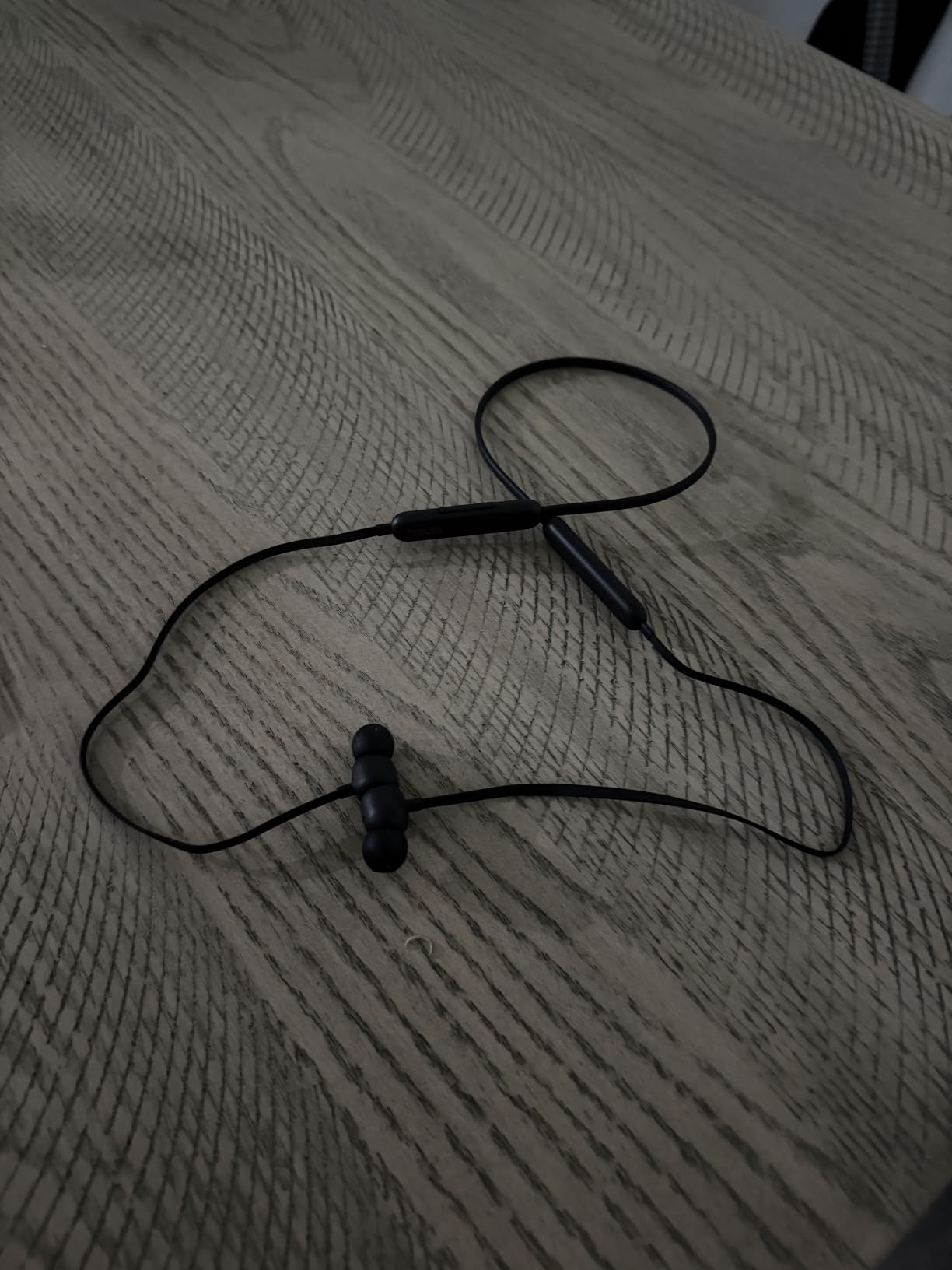 Beats Flex Wireless Earbuds - Apple W1 Headphone Chip, Magnetic Earphones, Class 1 Bluetooth, 12 Hours of Listening Time, Built-in Microphone - Black customer photo 2