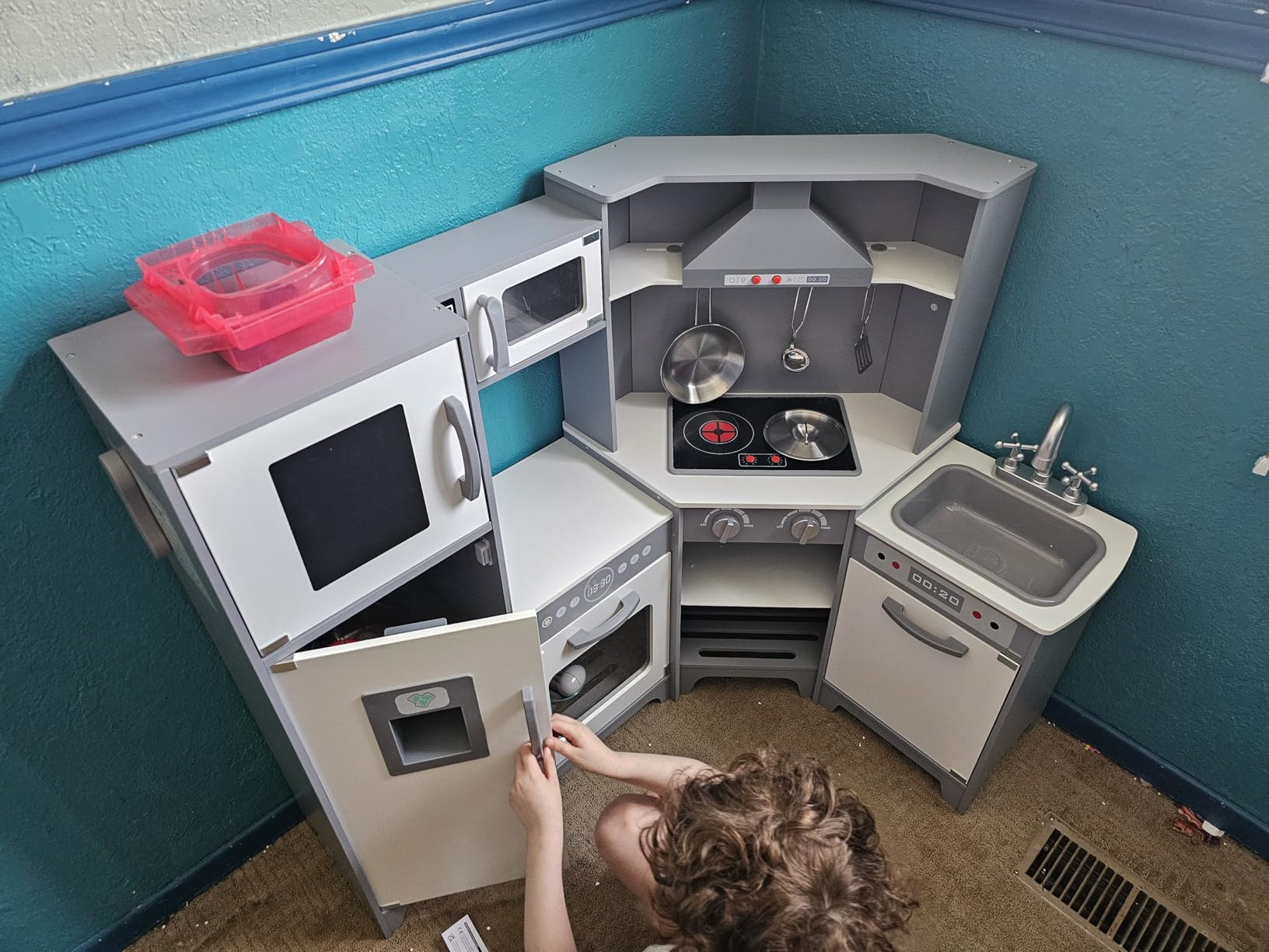 Amazon Basics Kids Corner Interactive Wooden Play Kitchen Set, Stove, Oven, Sink, Fridge and Accessories for Toddlers, Preschoolers, Children Age 3+ Years, Espresso/Gray customer photo 1