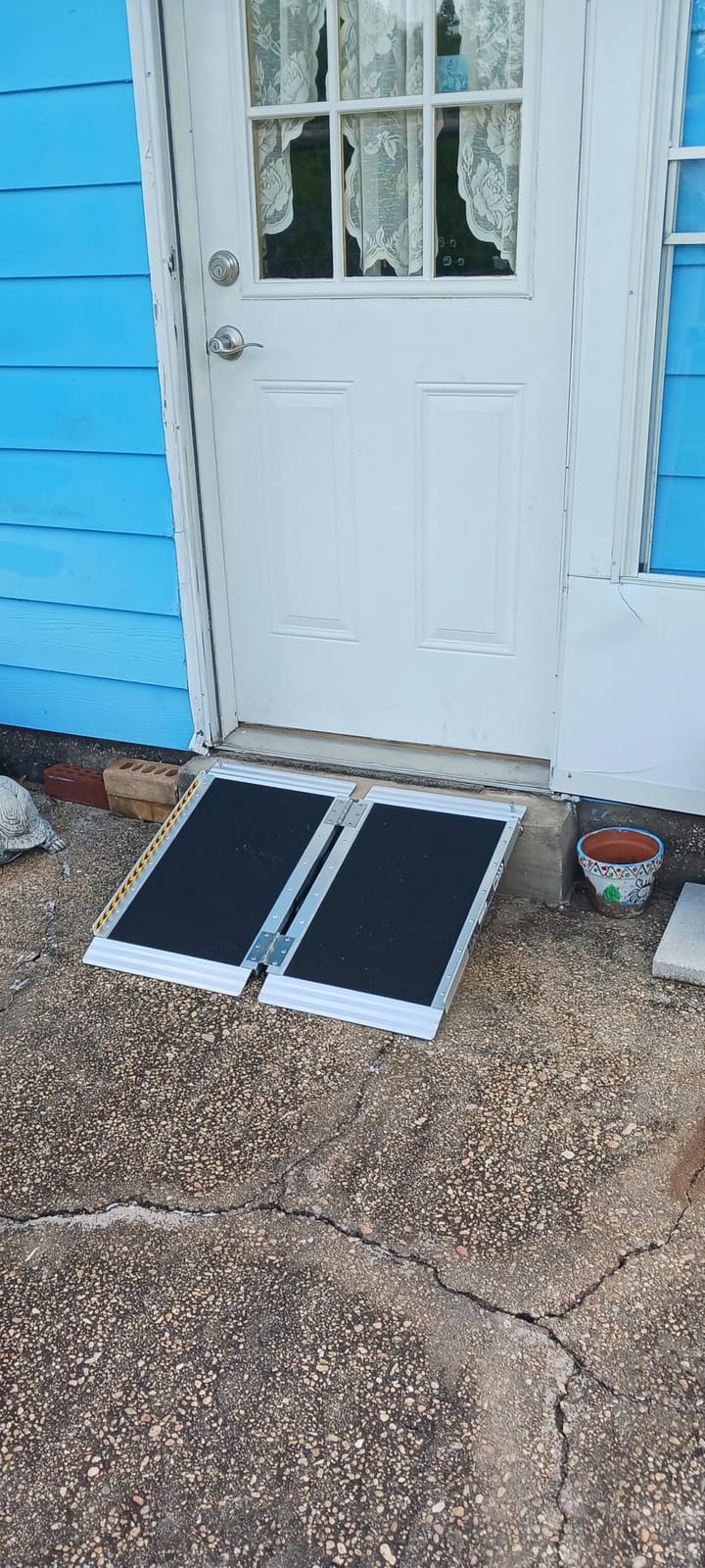 FACHNUO 2FT Portable Wheelchair Ramp for Home Steps, Non-Skid Aluminum Ramp | 800LBS Capacity, with Handle,Applicable 2-6