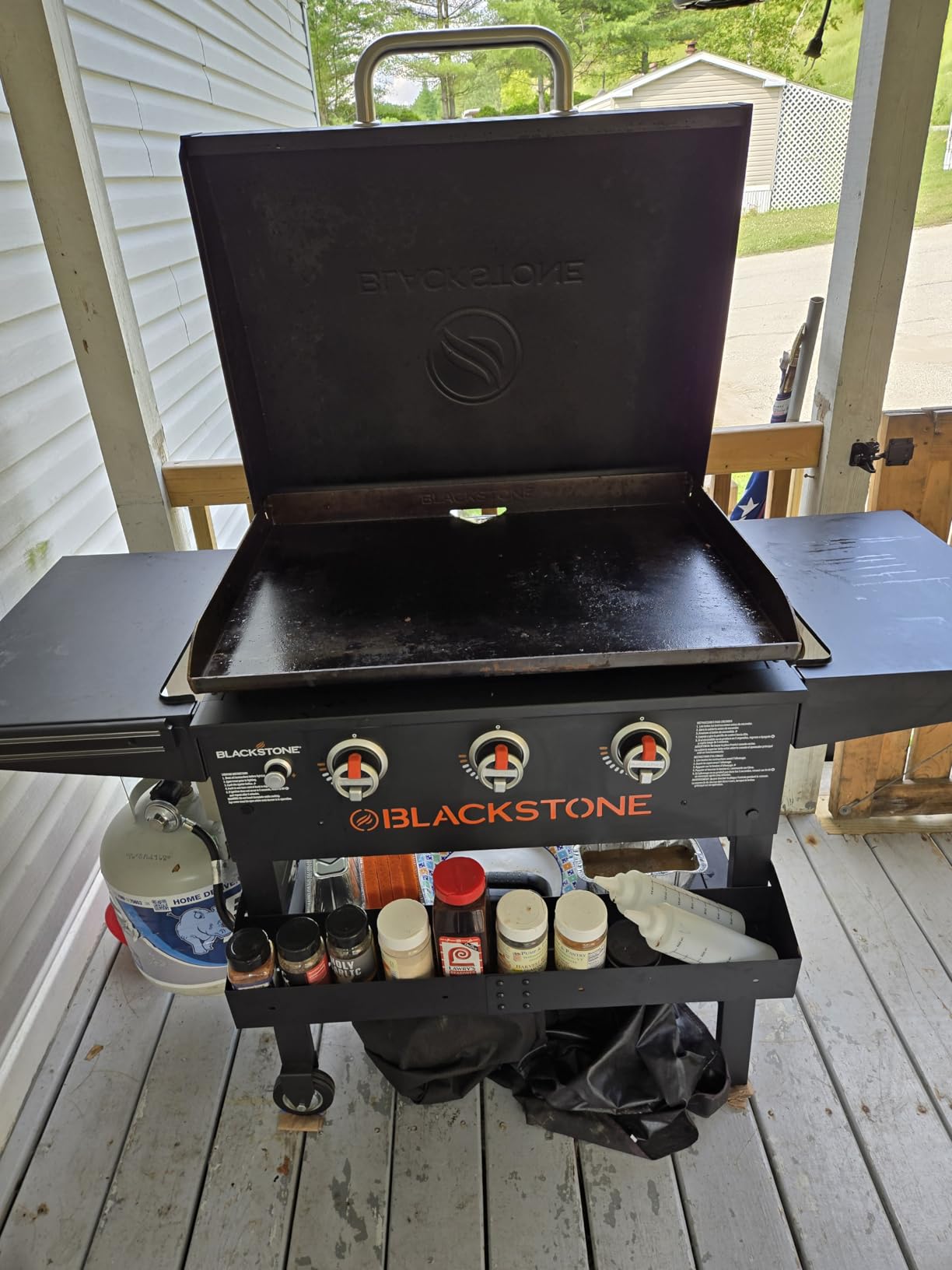 Blackstone 28 Inch 2080 Original 3-Burner XL Griddle with Hood and Side Shelves Outdoor Flat Top Grill customer photo 2
