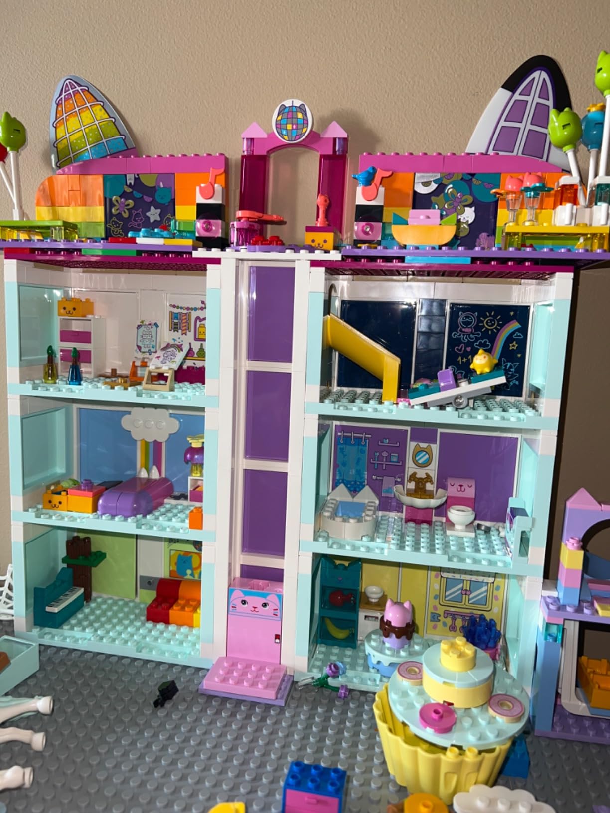 LEGO Gabby's Dollhouse Building Toy - Pretend Play Toy Figures & Playsets for Girls & Boys, Ages 4+ Years - Gift for Birthdays - 8 Room Dollhouse W/ 4 Minifigures - 10788 customer photo 1